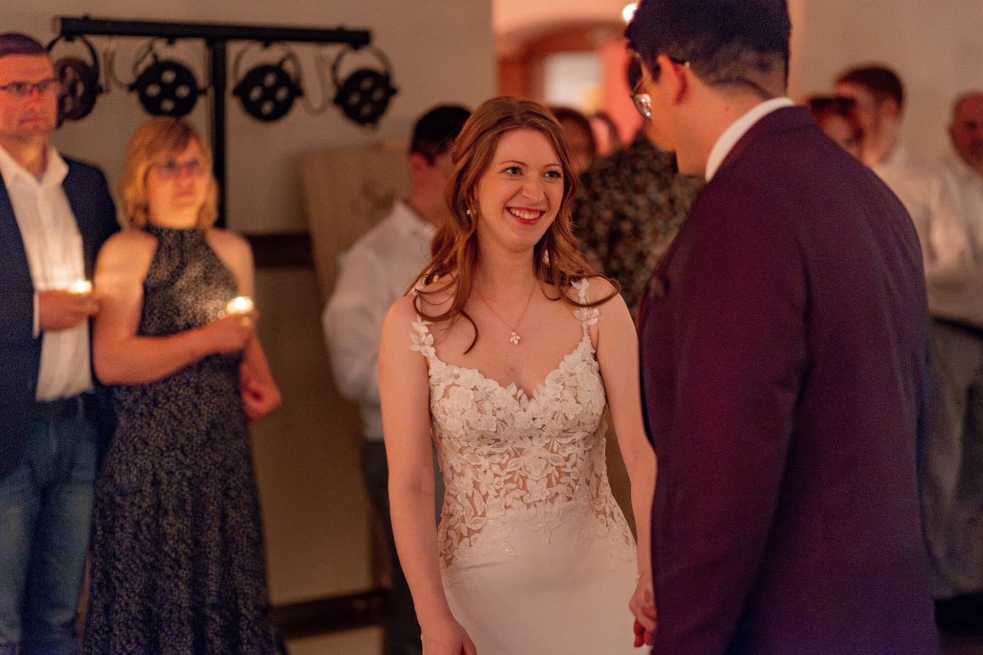 20250501 21 56 202C4A4514 Verbessert RR Hochzeitsfeier Party Bad Duerkheim Fritz Ritter Hochzeitsfotograf.B68qeIS2 Strahlende Braut lächelt verliebt vor dem Bräutigam im Festsaal