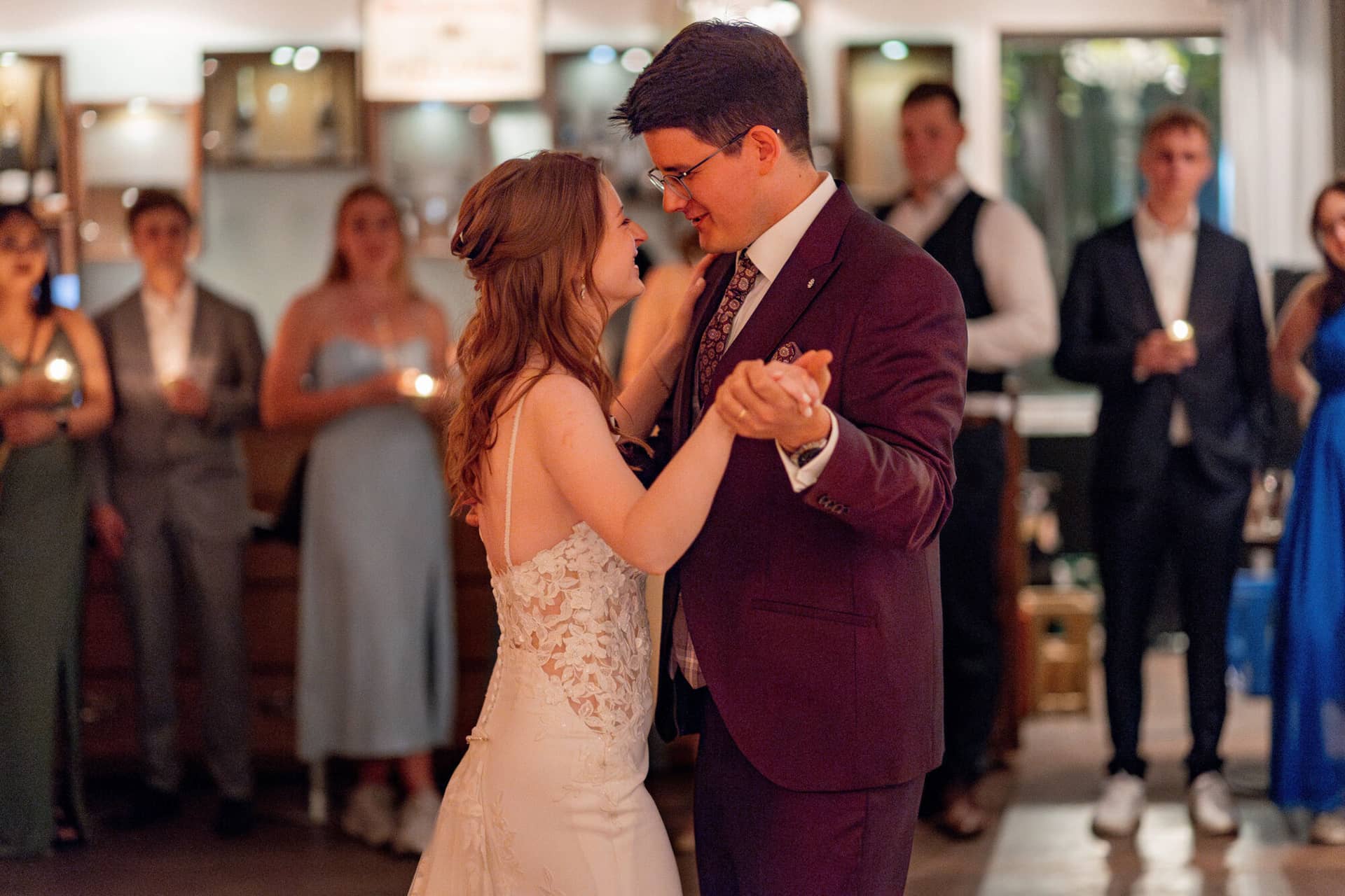 20250501 21 57 122C4A4552 Verbessert RR Hochzeitsfeier Party Bad Duerkheim Fritz Ritter Hochzeitsfotograf.CW0DXI1n Brautpaar tanzt ersten Tanz umgeben von Gästen im Festsaal
