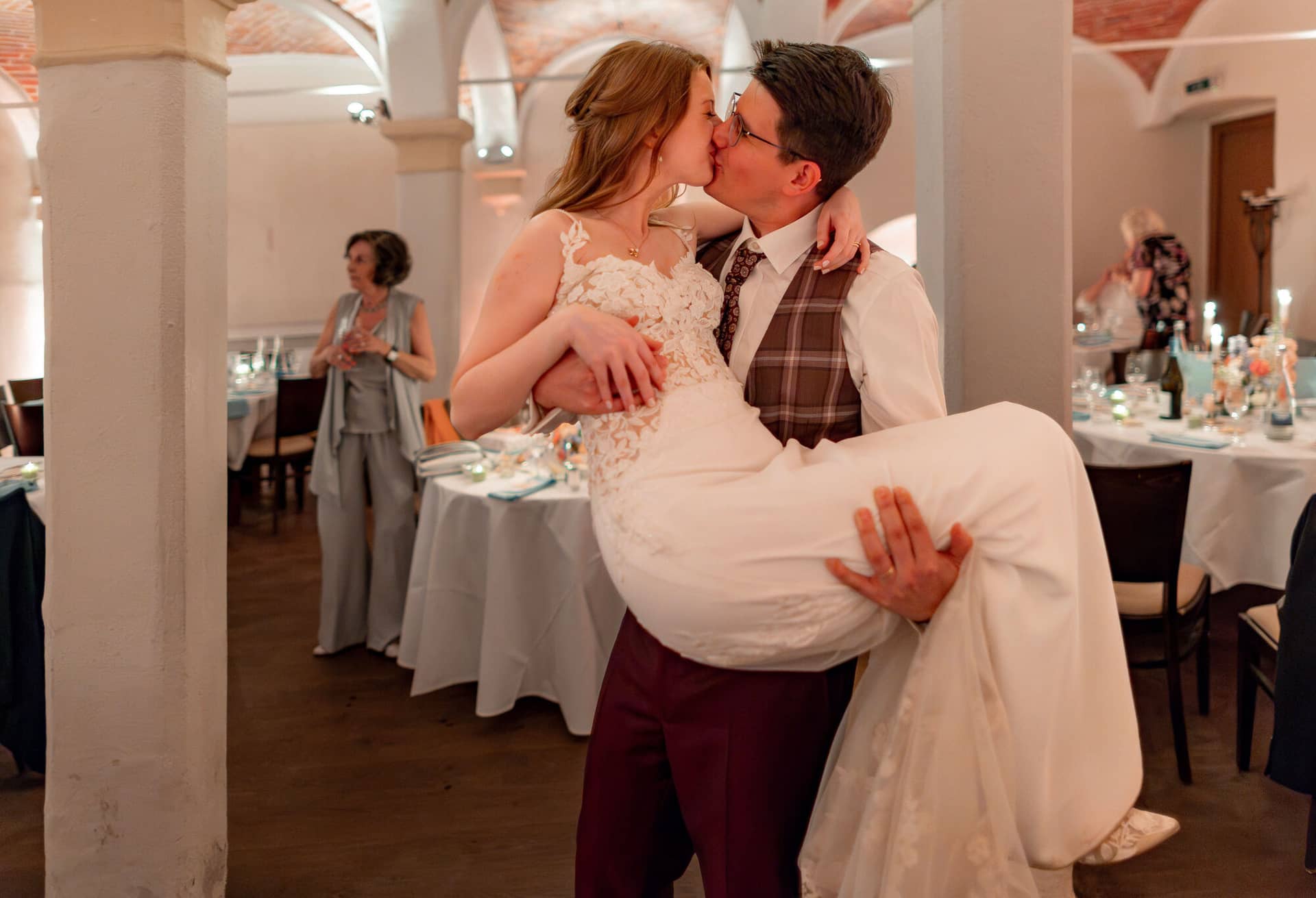 20250501 22 49 134K8A7700 Verbessert RR Als Hochzeitsfotograf Im Fritz Ritter In Bad Duerkheim.C9V1lBq9 Festliche Hochzeitsstimmung am Abend im Weingut Fritz Ritter Bad Dürkheim