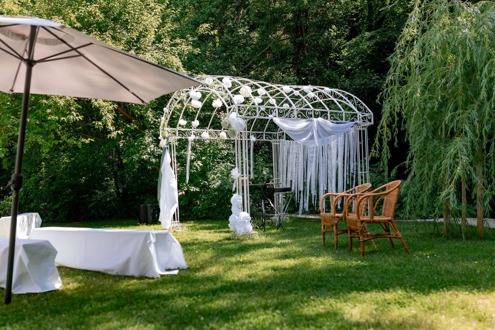 20250621 14 26 12 4K8A1408.CKGoFdP1 Traubogen mit weißen Stoffen und floraler Dekoration im Garten
