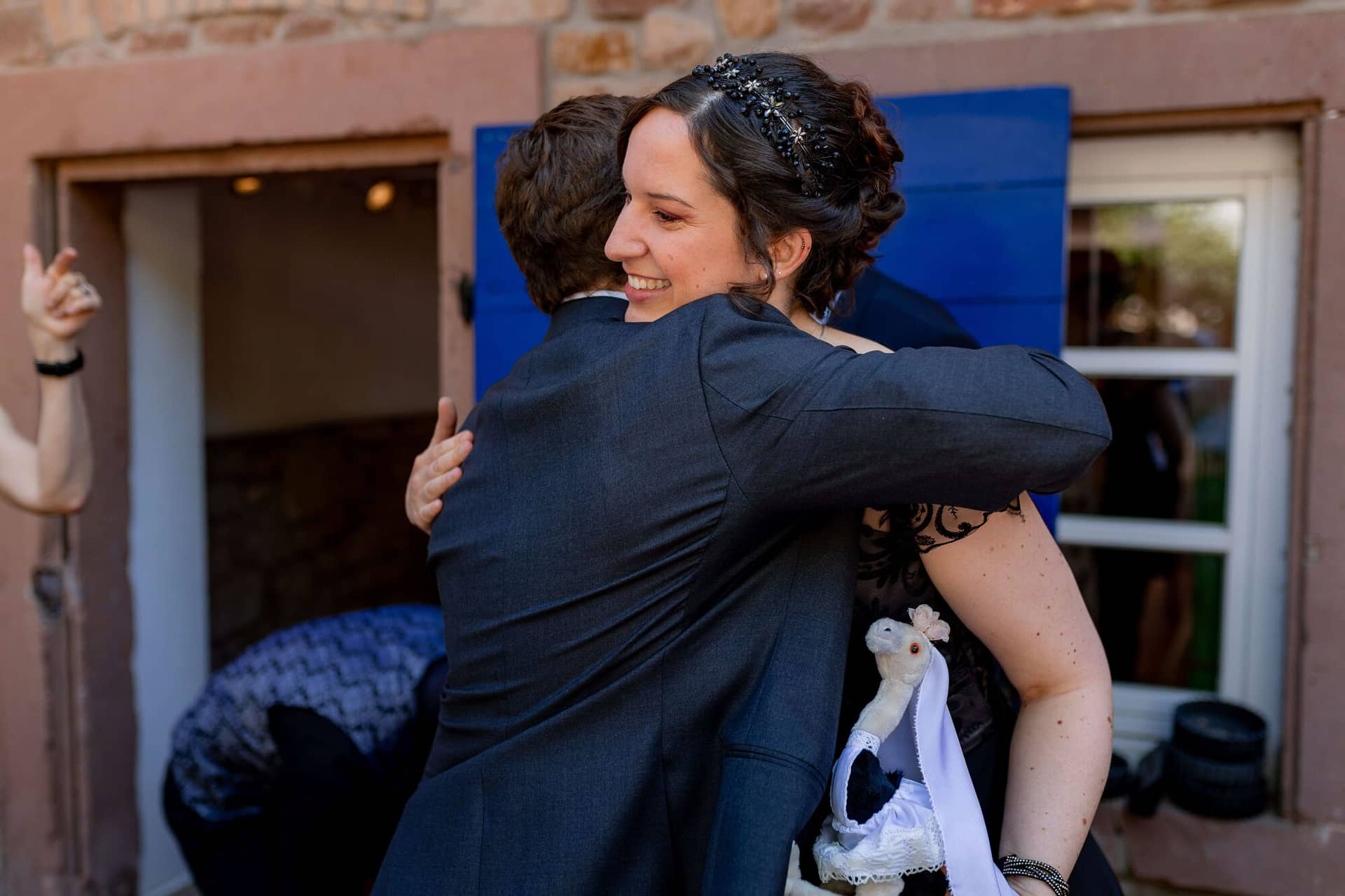 20250621 15 15 47 4K8A1672 Trauung Felsenmuehle Neuleinigen.CL5JKBOL Brautpaar umarmt sich nach der Trauung