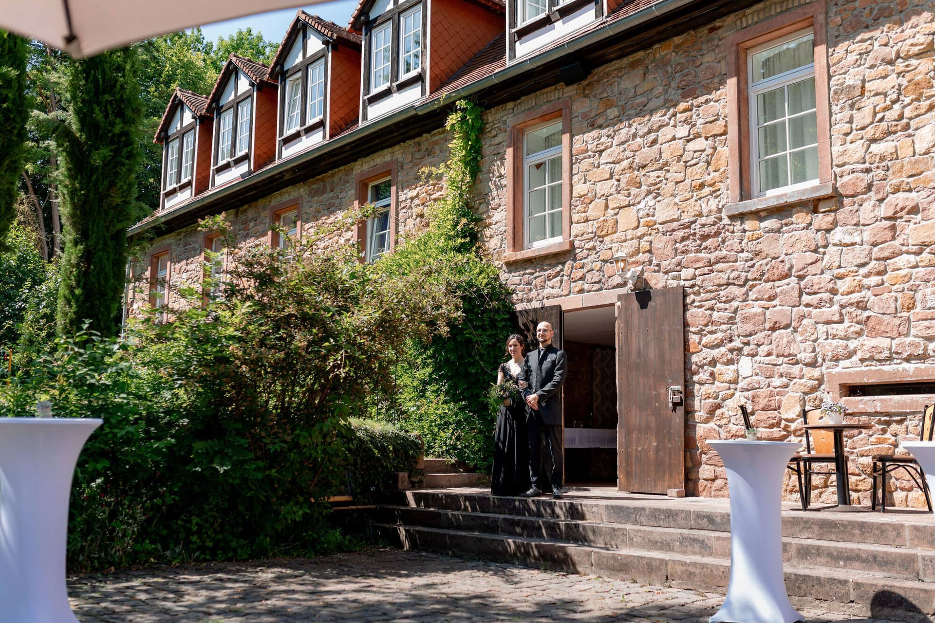 20250621 15 29 45 4K8A1859 Trauung Felsenmuehle Neuleinigen.TOfap0xu Hochzeitsgäste verfolgen die Trauung