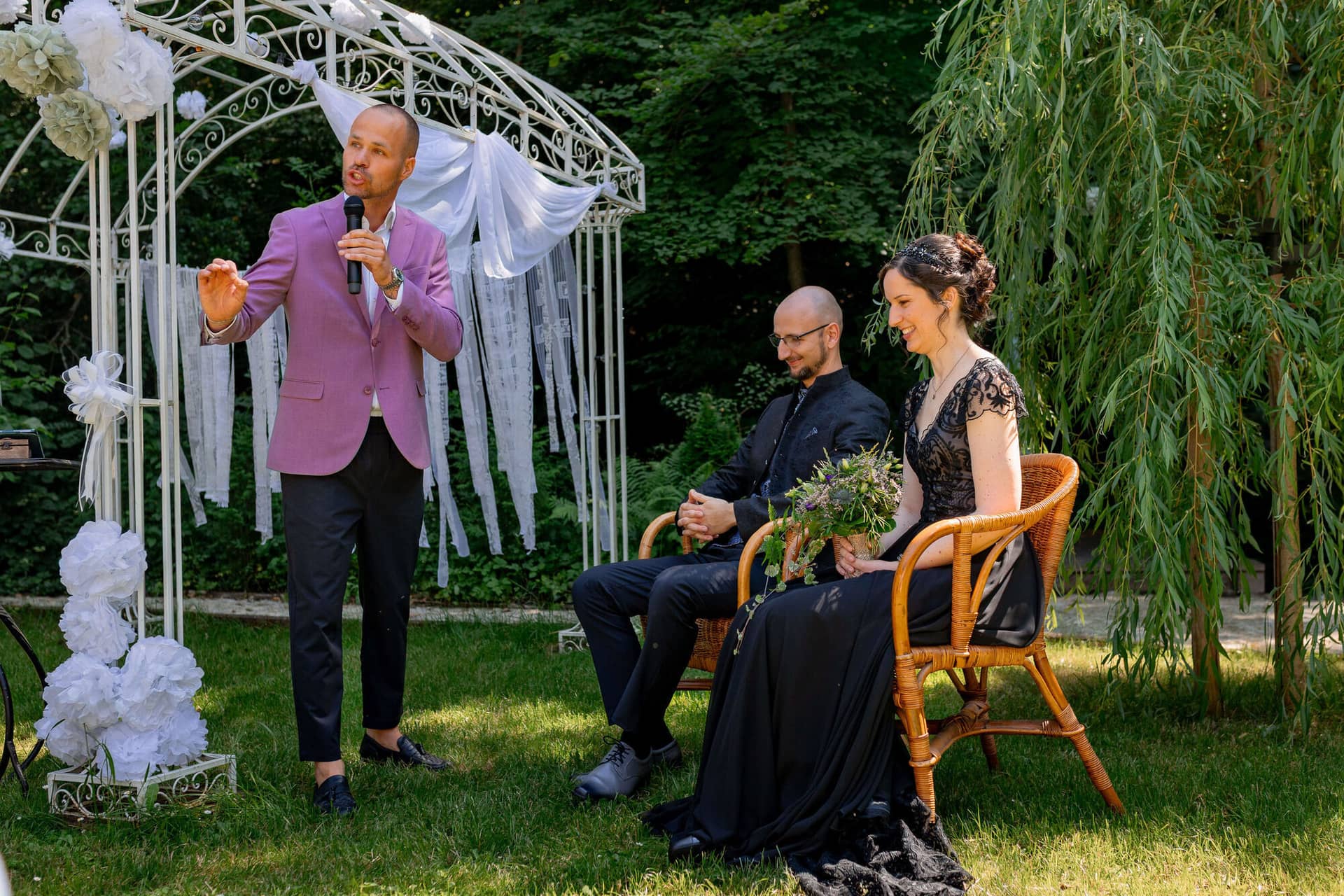 20250621 15 38 32 4K8A1967 Trauung Felsenmuehle Neuleinigen.Dh JQseF Brautpaar unter dem Traubogen während der Zeremonie