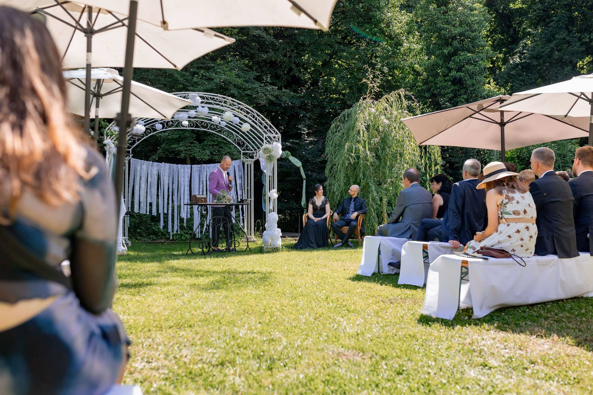 20250621 15 57 48 4K8A2109 Trauung Felsenmuehle Neuleinigen.Crdn95WE Brautpaar küsst sich unter dem Traubogen