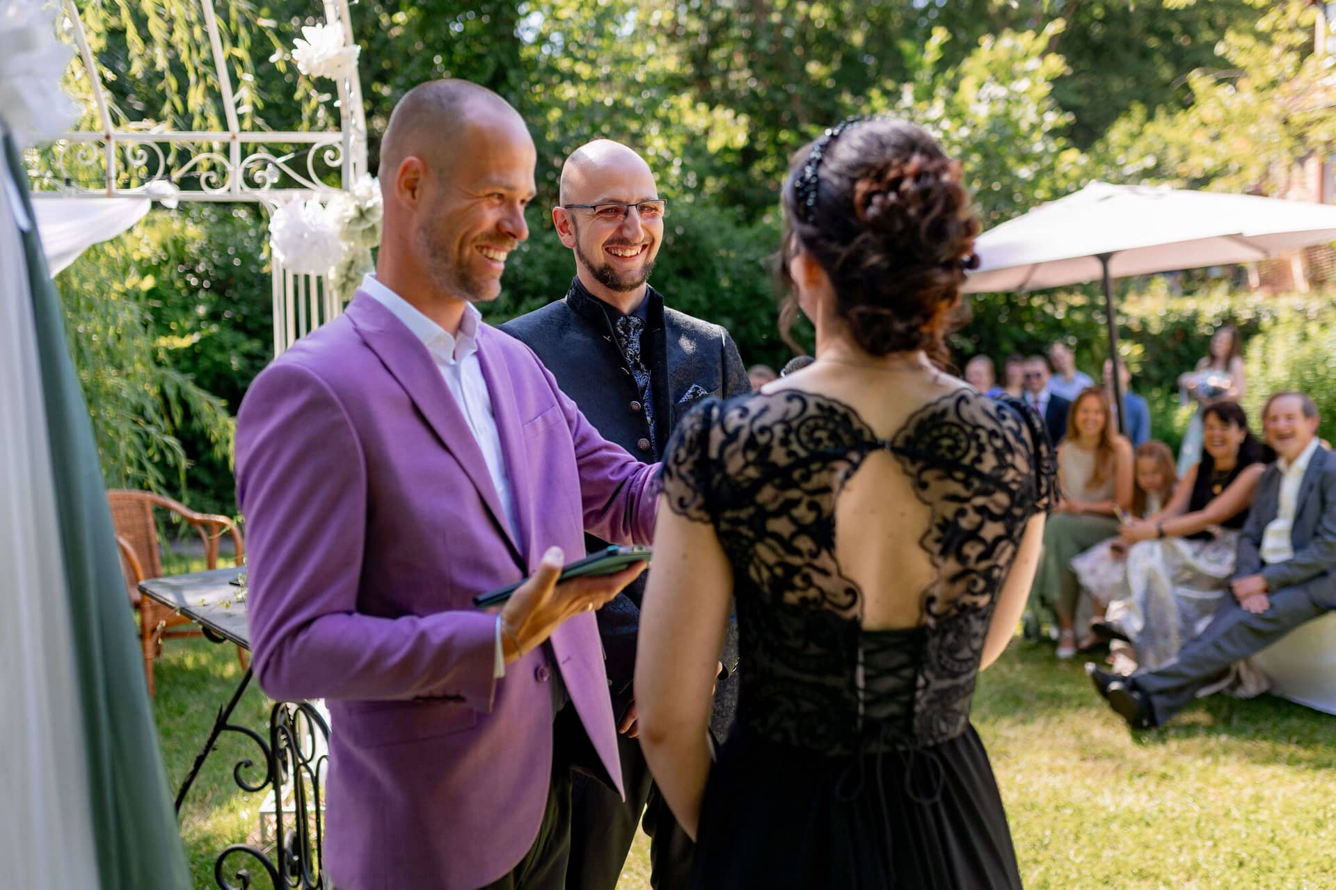 20250621 16 11 49 4K8A2211 Trauung Felsenmuehle Neuleinigen.Bz6HmDQG Brautpaar mit Officiant im Garten