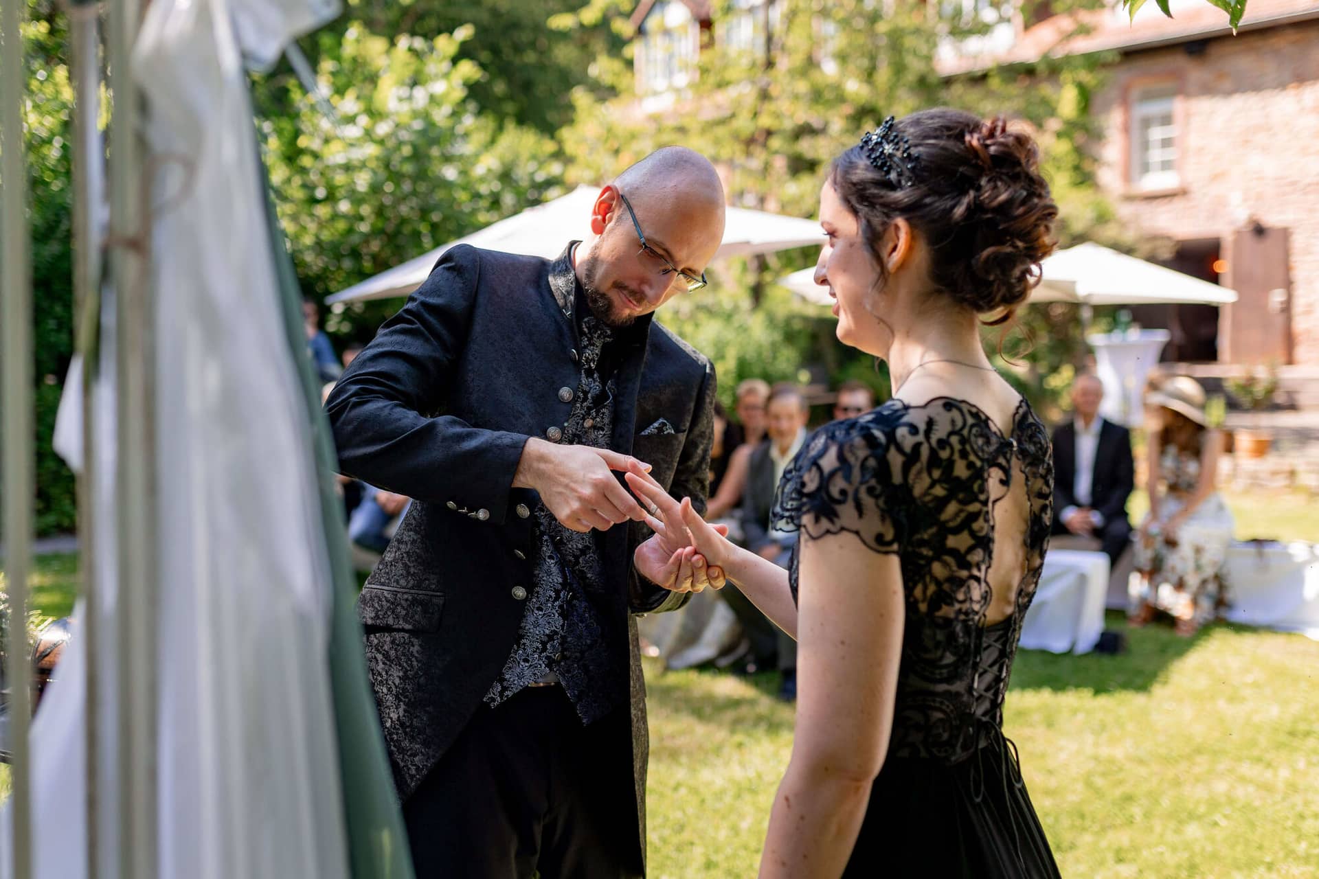 20250621 16 12 12 4K8A2231 Trauung Felsenmuehle Neuleinigen.B0rHP 2h Brautpaar steht vor der Steinmauer der Felsenmühle