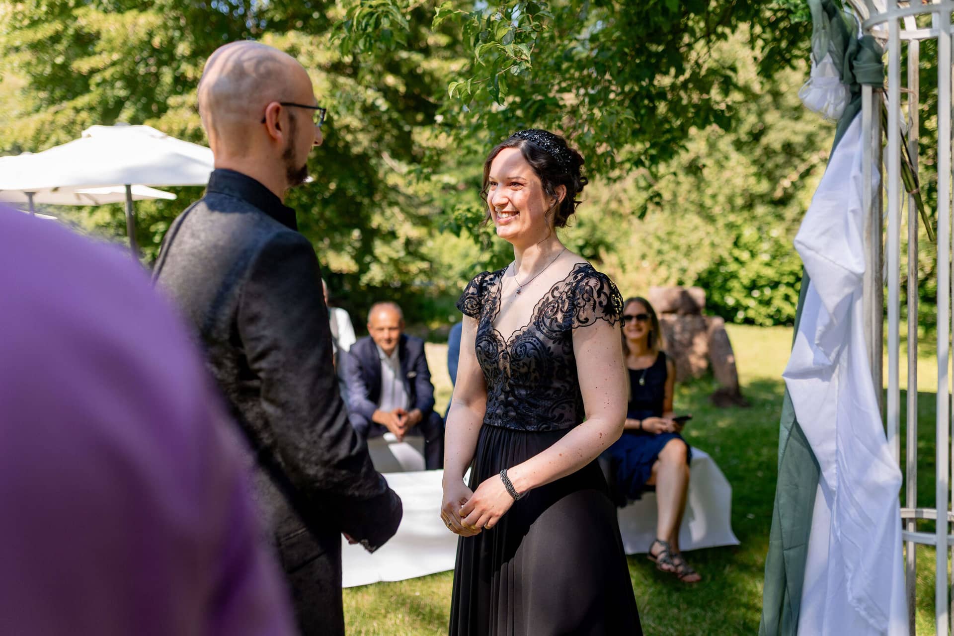 20250621 16 12 24 4K8A2250 Trauung Felsenmuehle Neuleinigen.Dq7viRyB Brautpaar lächelt sich an nach der Trauung