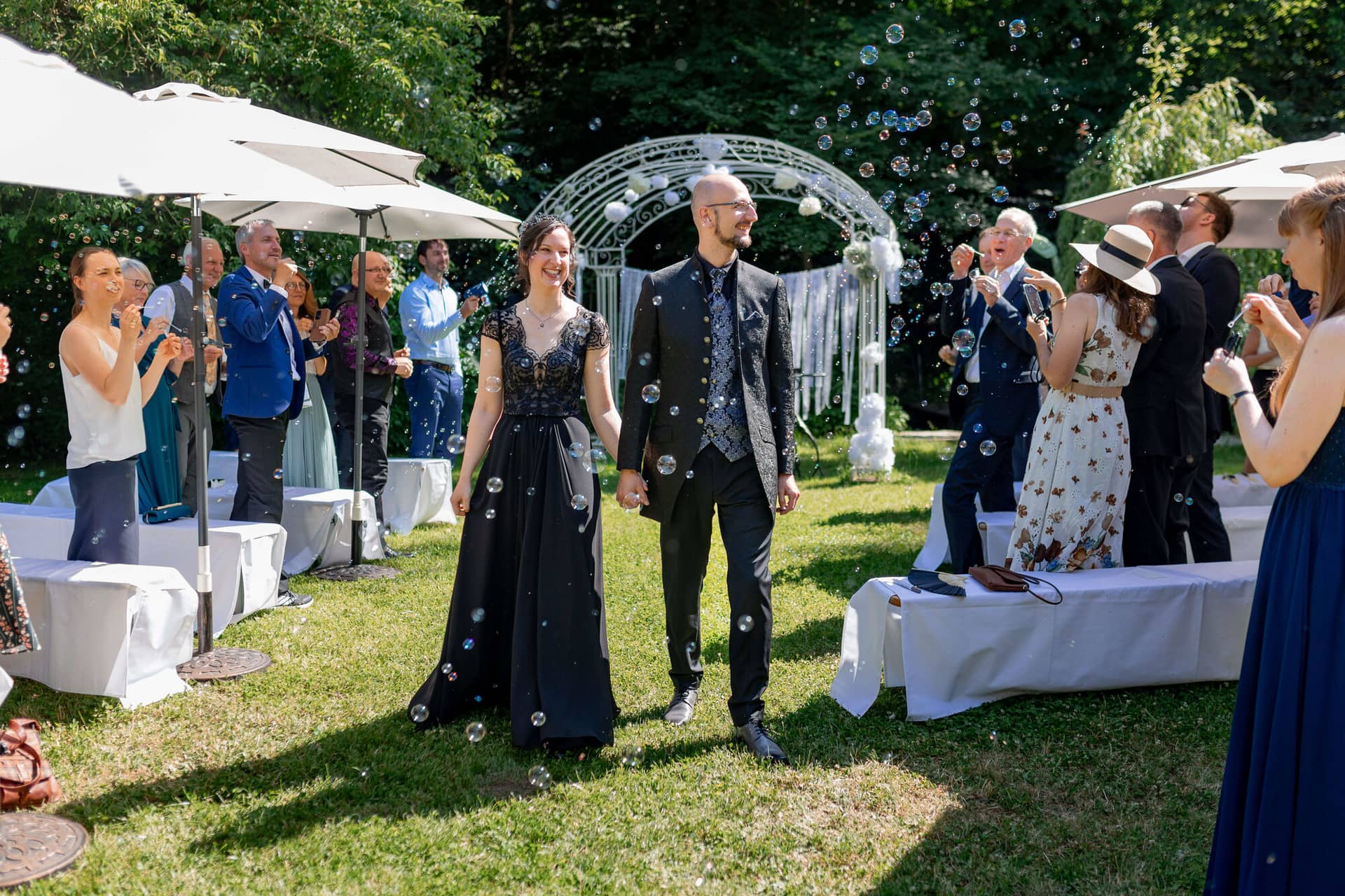 20250621 16 14 05 4K8A2350 Trauung Felsenmuehle Neuleinigen.DSZhpB6k Brautpaar läuft durch Seifenblasen nach der Trauung