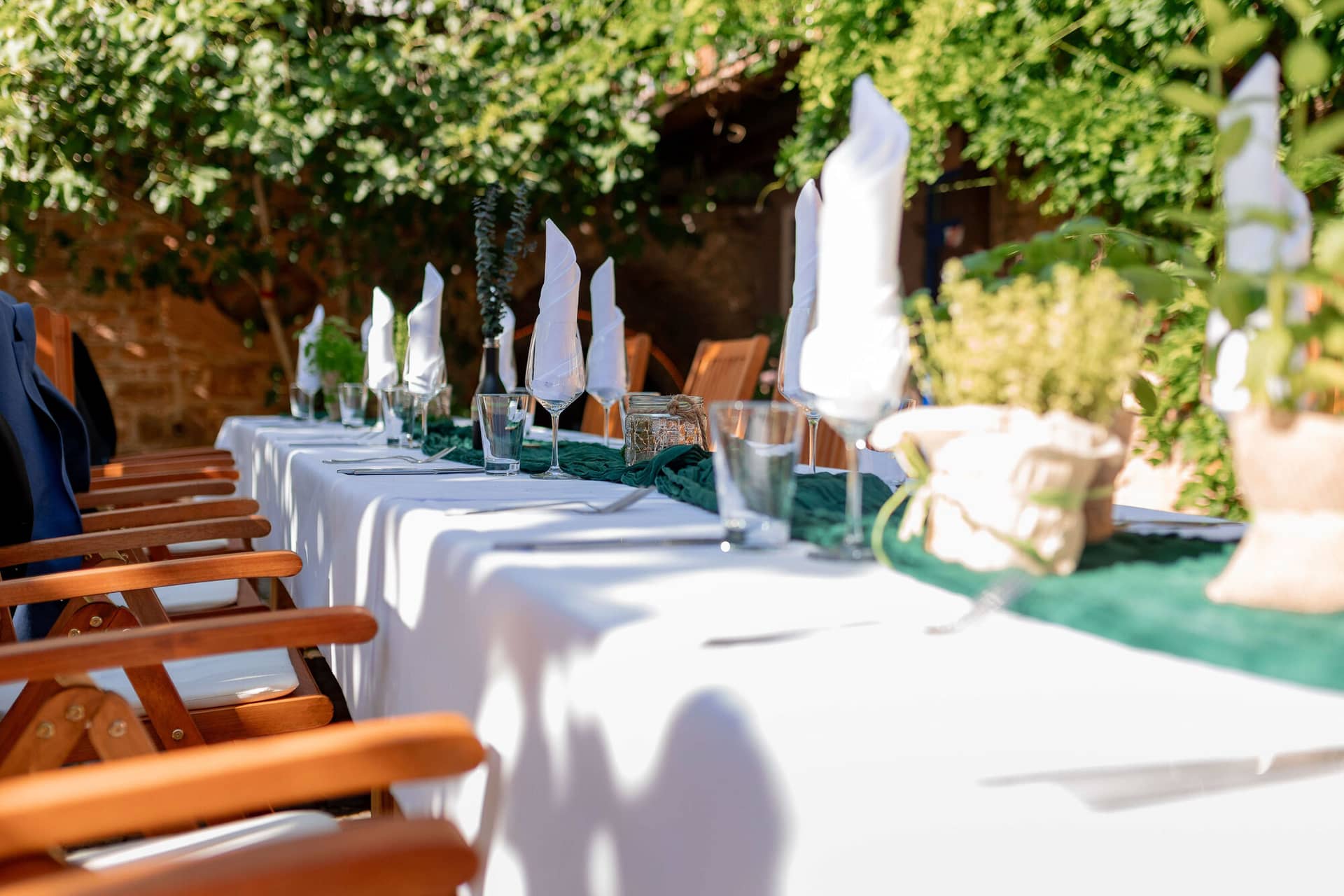 20250621 17 15 31 4K8A3355.DlEGSG6r Aufgedeckter Hochzeitstisch mit weißen Servietten unter Efeuranken