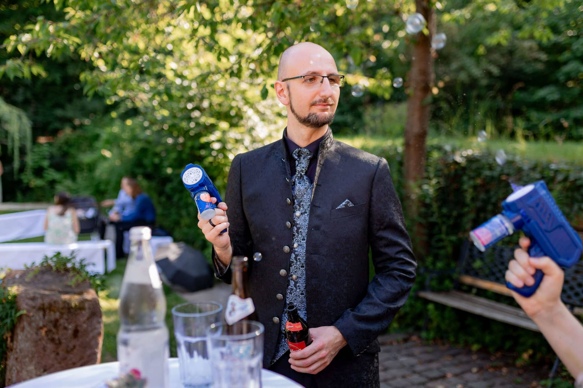 20250621 17 42 50 4K8A3473 Brautpaarshooting Felsenmuehle Neuleinigen.DFJVx9mu Brautpaar lächelt sich an im Garten