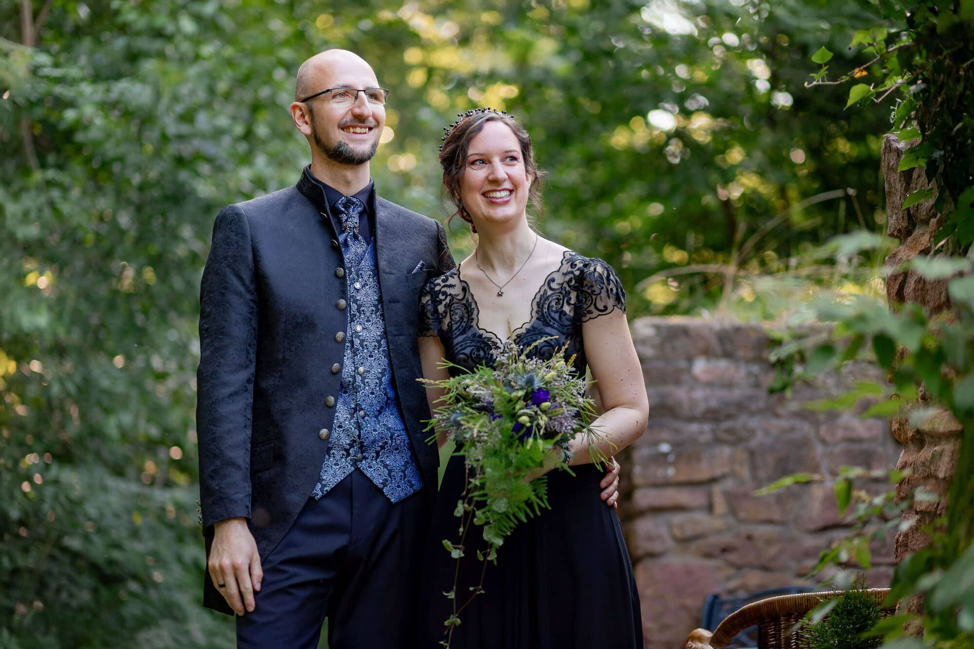 20250621 17 50 28 4K8A3605 Brautpaarshooting Felsenmuehle Neuleinigen.VDJTTZuU Brautpaar lächelt im grünen Garten