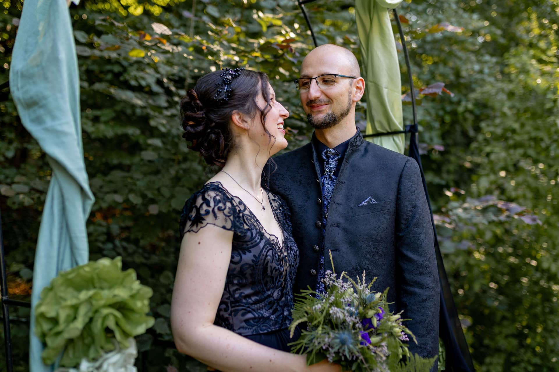 20250621 17 57 36 4K8A3830 Brautpaarshooting Felsenmuehle Neuleinigen.Bn7T Dw8 Glückliches Brautpaar steht sich gegenüber