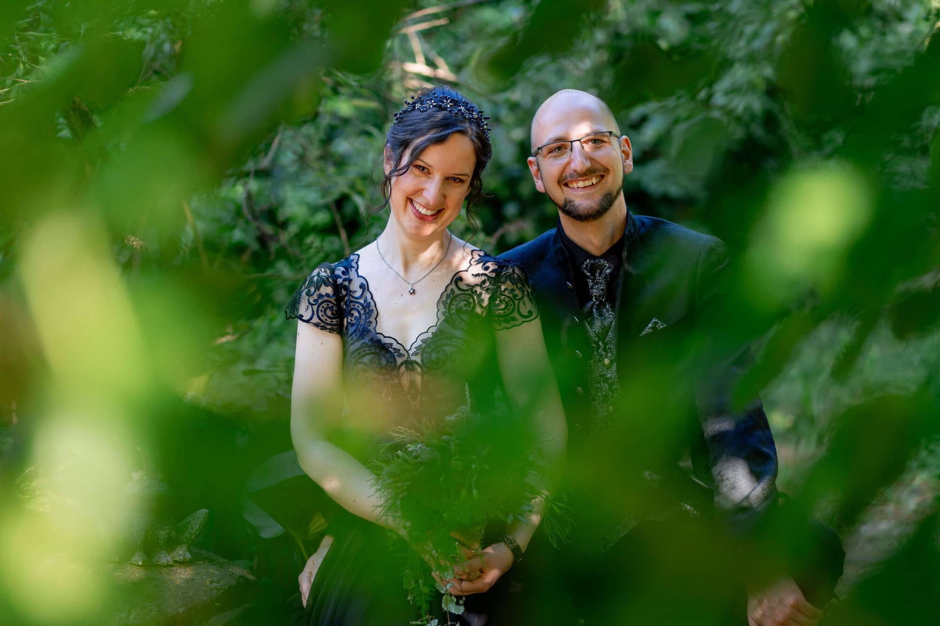 20250621 18 04 46 4K8A3934 Brautpaarshooting Felsenmuehle Neuleinigen.Dk1A9vfY Brautpaar unter grüner Laube