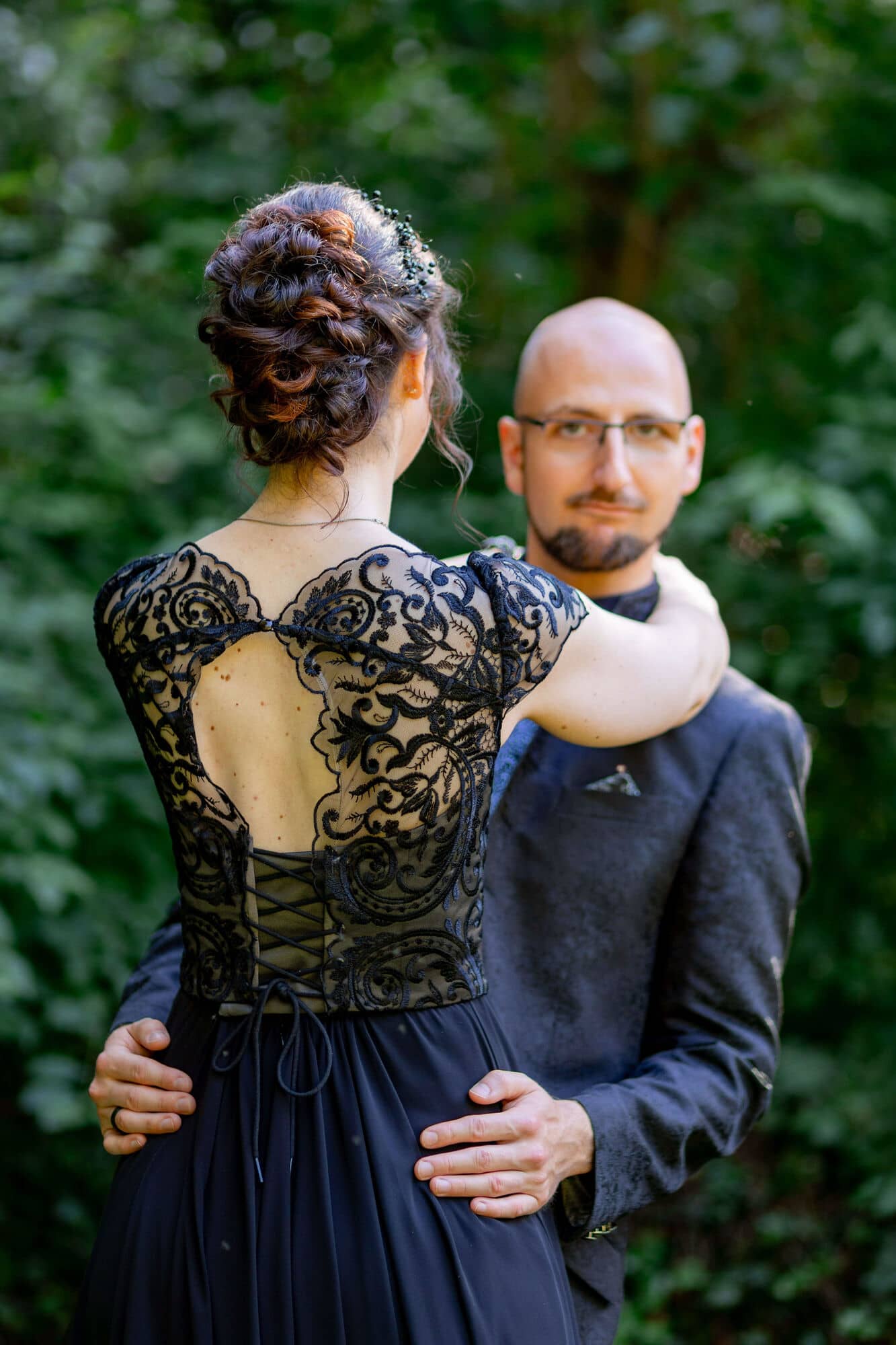 20250621 18 09 33 4K8A3989 Brautpaarshooting Felsenmuehle Neuleinigen.BipD8eMh Brautpaar lächelt durch Blattwerk im Garten