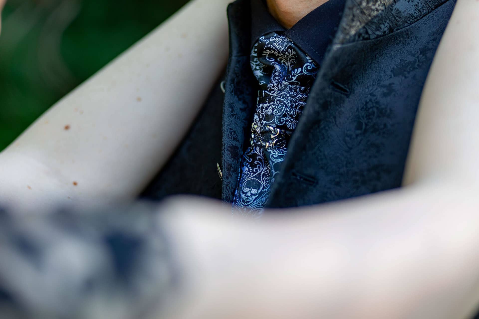 20250621 18 10 46 4K8A4012 Brautpaarshooting Felsenmuehle Neuleinigen.QZxinWwI Brautpaar küsst sich liebevoll im Garten