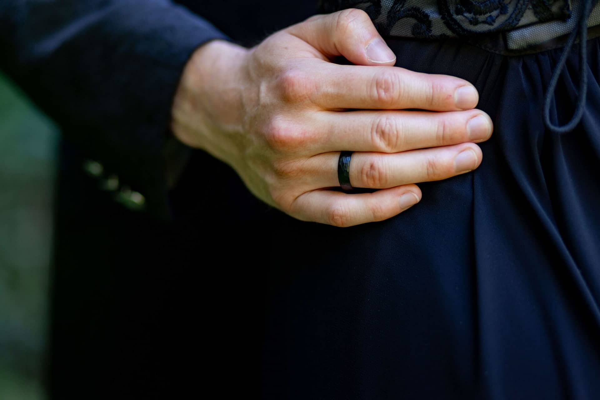 20250621 18 11 02 4K8A4018 Brautpaarshooting Felsenmuehle Neuleinigen.CHzjT41x Bräutigam küsst Braut auf die Wange