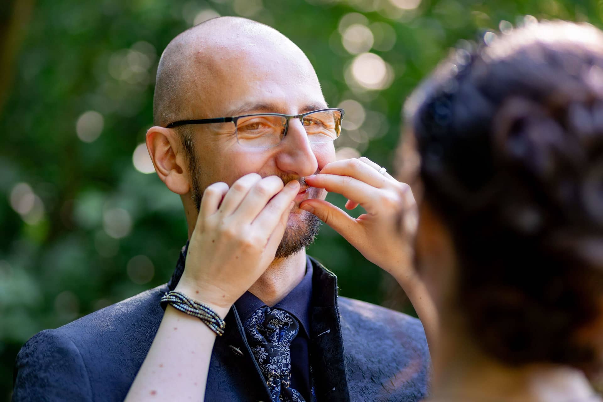 20250621 18 11 06 4K8A4020 Brautpaarshooting Felsenmuehle Neuleinigen.C07YwZuL Brautpaar umarmt sich unter Efeuranken