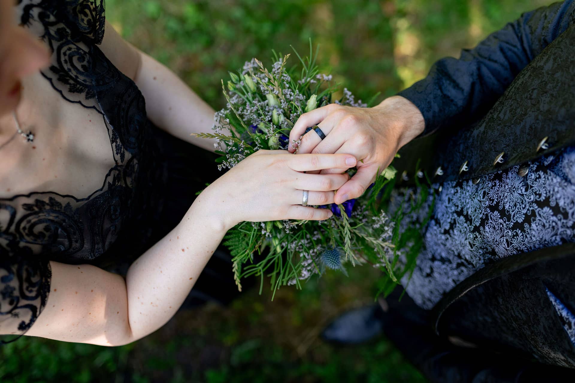 20250621 18 16 22 4K8A4162 Brautpaarshooting Felsenmuehle Neuleinigen.D4cXO0vH Eheringe in Nahaufnahme