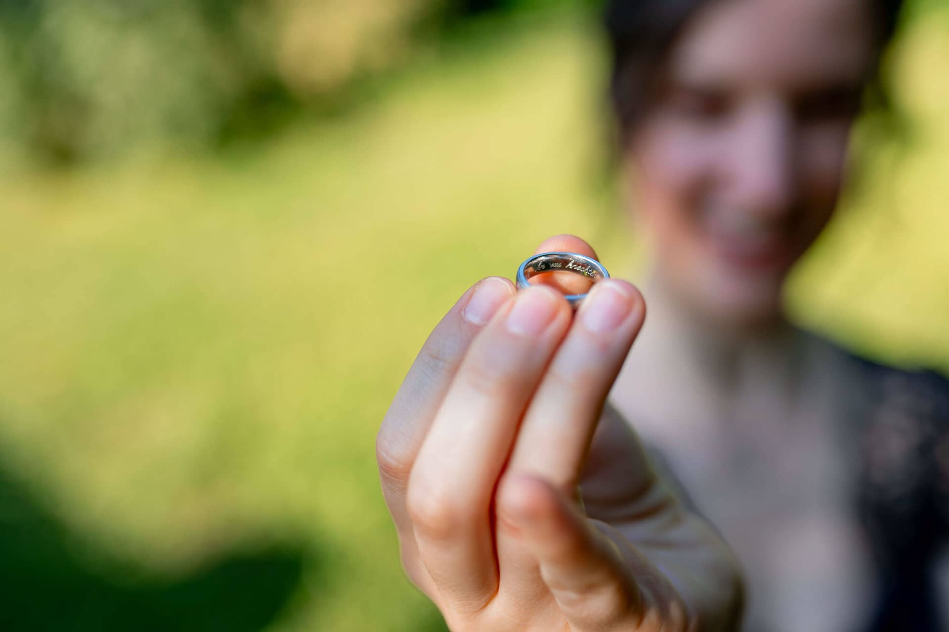 20250621 18 17 45 4K8A4233 Brautpaarshooting Felsenmuehle Neuleinigen.CKK42obl Brautpaar zeigt Eheringe
