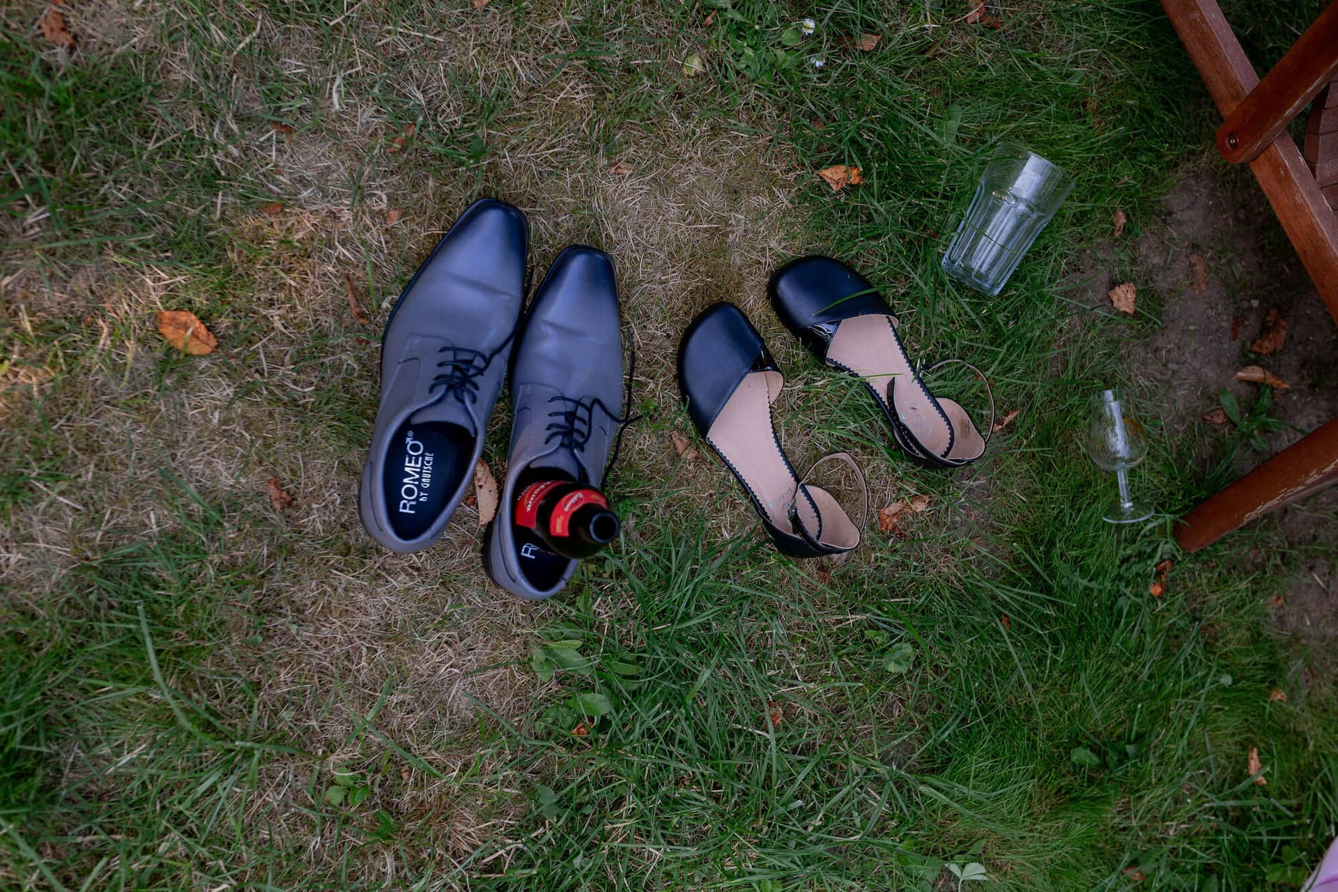 20250621 19 06 07 4K8A5272 Hochzeitsfeier Felsenmuehle Neuleinigen.CI30U19W Sektempfang im Innenhof mit Hochzeitsgästen am Tisch