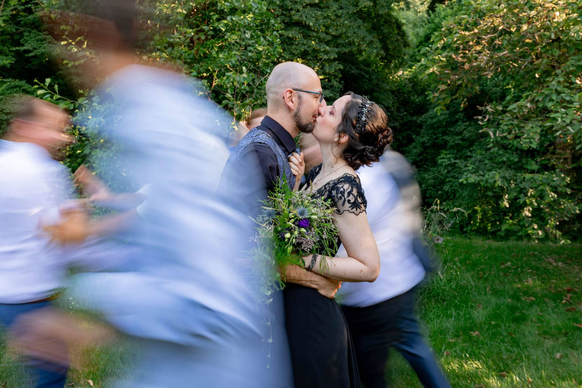 20250621 19 08 55 4K8A5348 Brautpaarshooting Felsenmuehle Neuleinigen.LpKbD 3H Hände des Brautpaares mit Brautstrauß