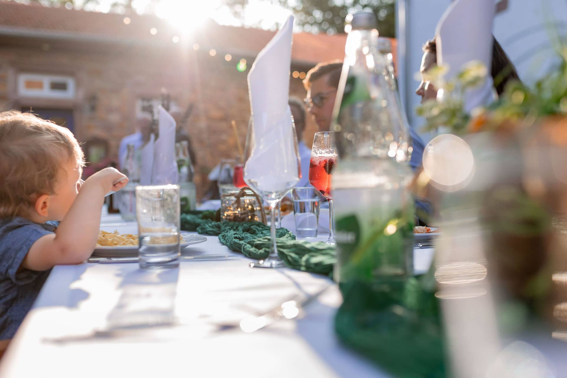 20250621 19 31 51 4K8A5584 Hochzeitsfeier Felsenmuehle Neuleinigen.ISlhbTPU Fotogalerie mit Hochzeitsfotos an rote Schnur gehängt