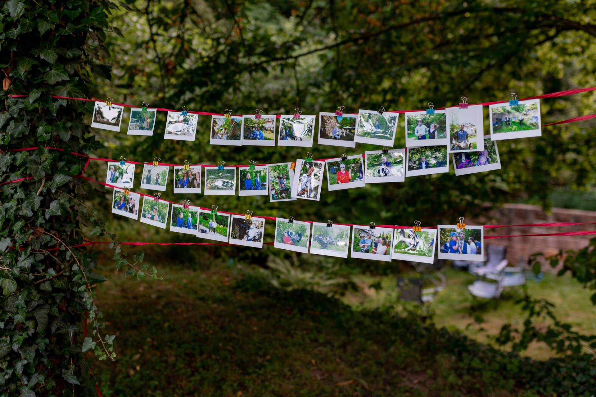 20250621 20 51 52 4K8A5877 Hochzeitsfeier Felsenmuehle Neuleinigen.CUeabMCb Instax Kamera und Gästebuch auf weißem Tablett