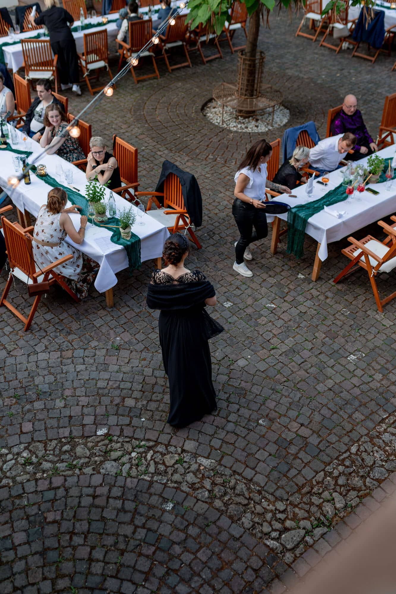 20250621 21 06 58 4K8A5892 Hochzeitsfeier Felsenmuehle Neuleinigen.Cm 2CUow Brautpaar tanzt glücklich im Partykeller