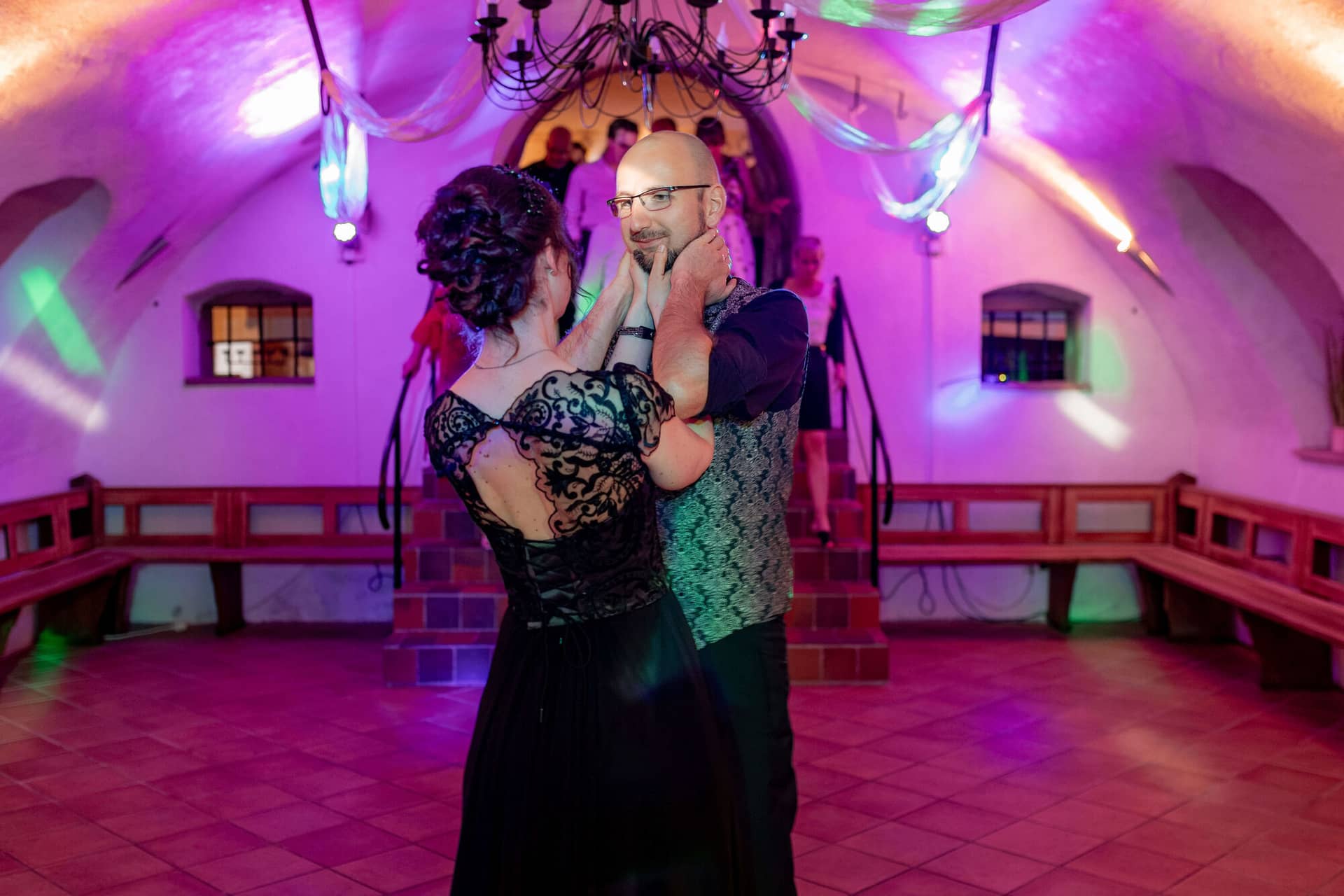 20250621 21 43 11 4K8A6178 Hochzeitsfeier Felsenmuehle Neuleinigen.H9vpQKa0 Brautpaar tanzt in bunter Parchenbeleuchtung