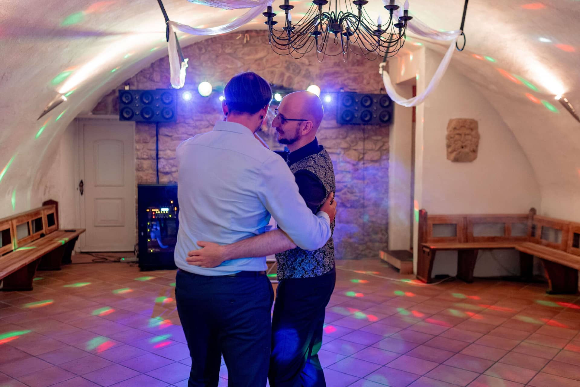 20250621 21 43 33 4K8A6206 Hochzeitsfeier Felsenmuehle Neuleinigen.ET9dVAnj Brautpaar umarmt sich im Party-Keller