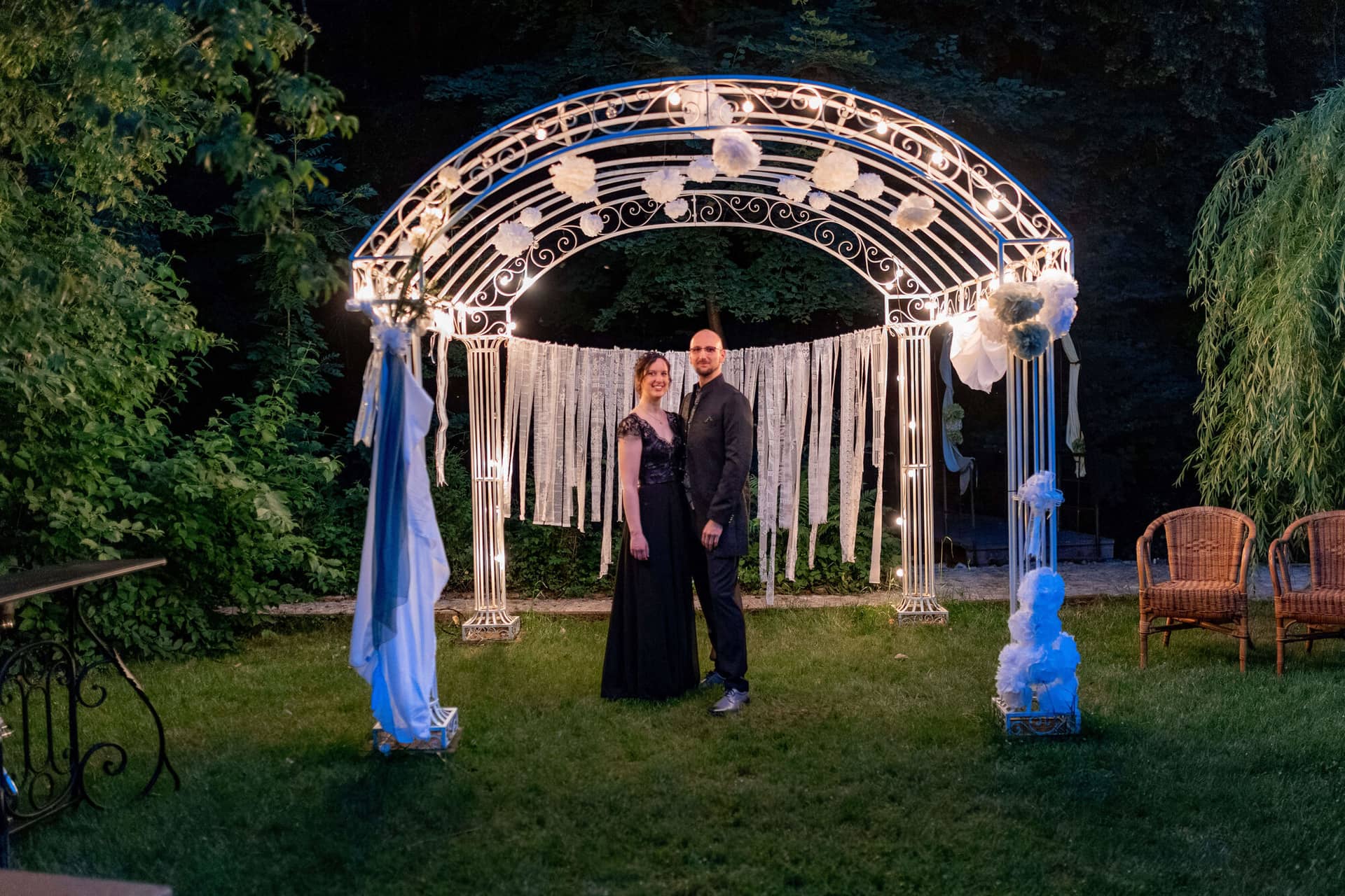 20250621 22 19 49 4K8A6889 Hochzeitsfeier Felsenmuehle Neuleinigen.D71XRWHU Brautpaar unter beleuchteter Laube beim nächtlichen Shooting
