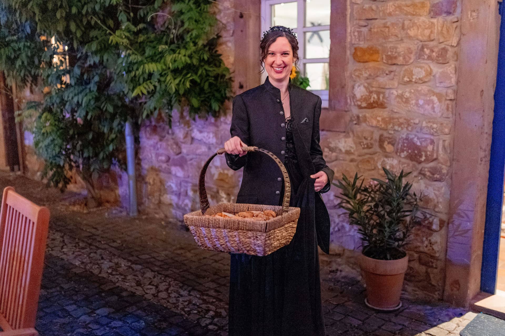 20250621 22 31 01 4K8A6964 Hochzeitsfeier Felsenmuehle Neuleinigen.Ckx6YCJL Nächtlicher Garten der Felsenmühle mit Lichterkette und grüner Beleuchtung