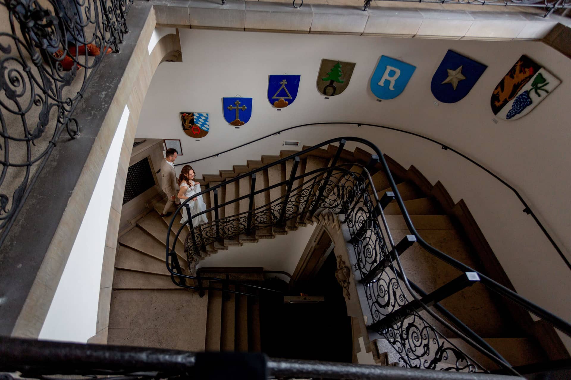 20250830 13 05 49 MK3 0875.CWaIVmZY Brautpaar geht das historische Treppenhaus im Standesamt Weinheim hinunter