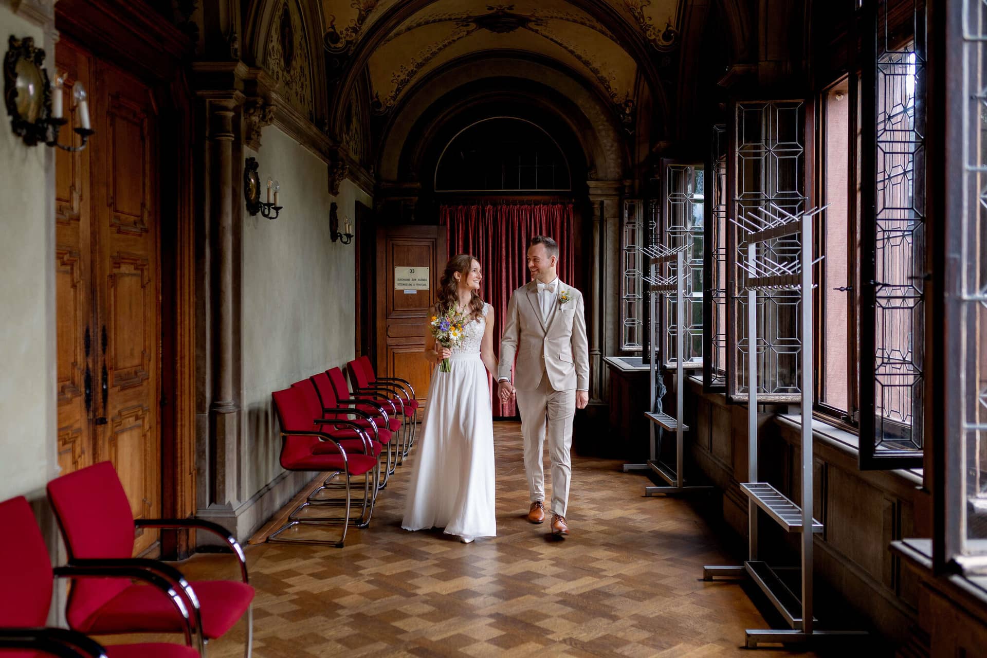 20250830 13 12 54 4K8A0075.CQKr8rhp Brautpaar läuft durch den verzierten Gang im Standesamt Weinheim
