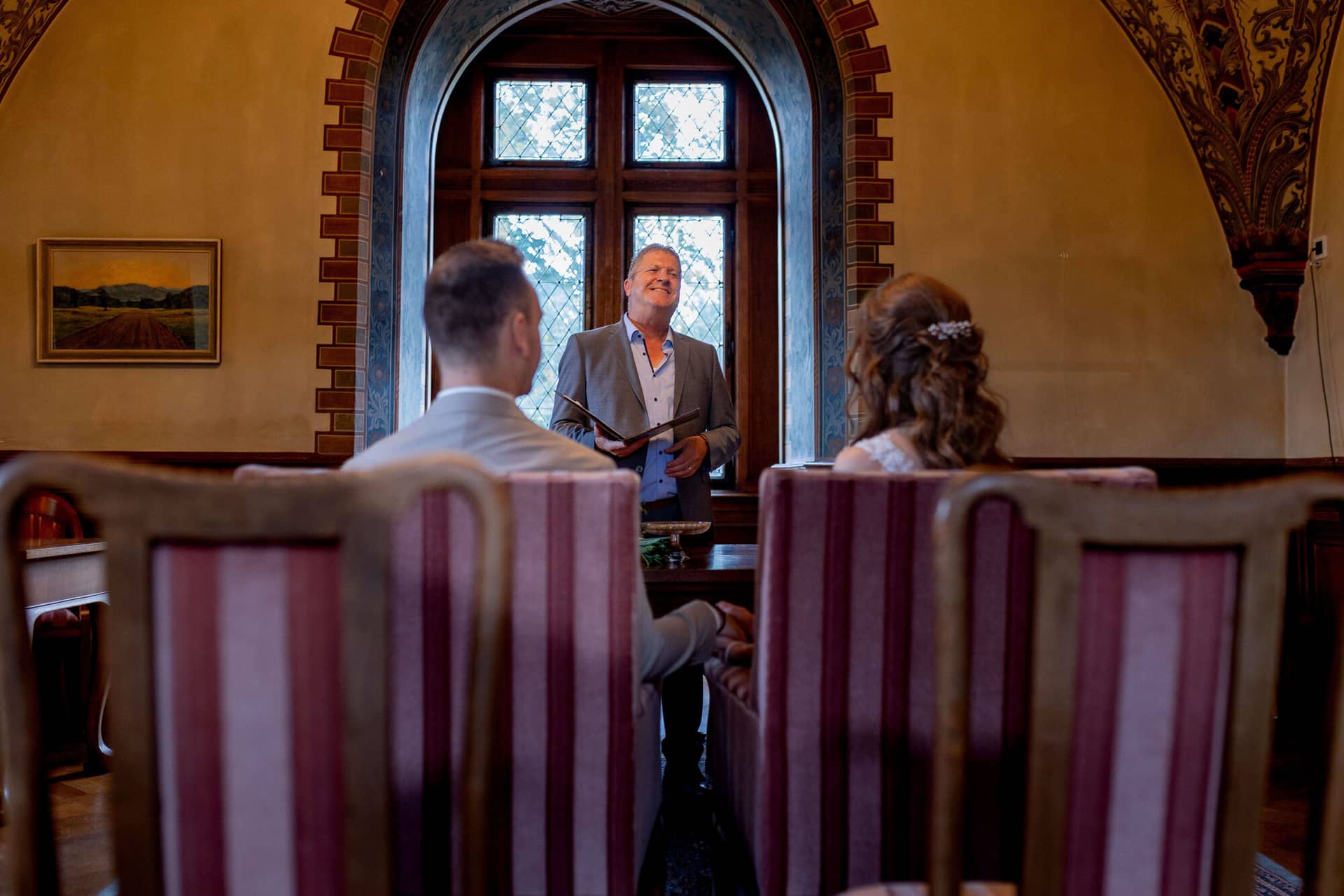 20250830 13 14 35 4K8A0133.CQ5NZtSB Standesbeamter spricht zum Brautpaar im historischen Trausaal