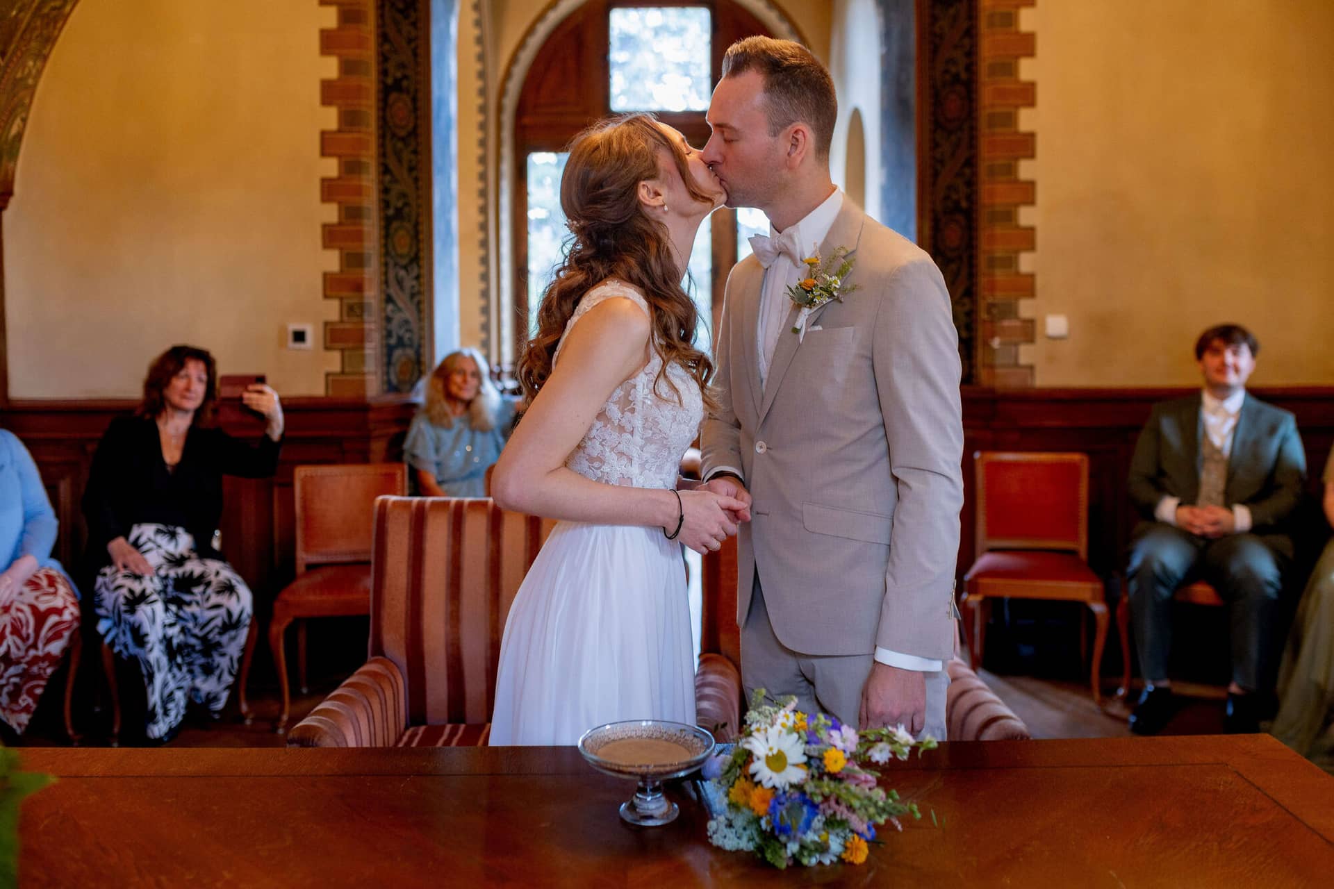 20250830 13 30 13 4K8A0276.CFhaMYwz Brautpaar küsst sich nach dem Ja-Wort im Standesamt Weinheim