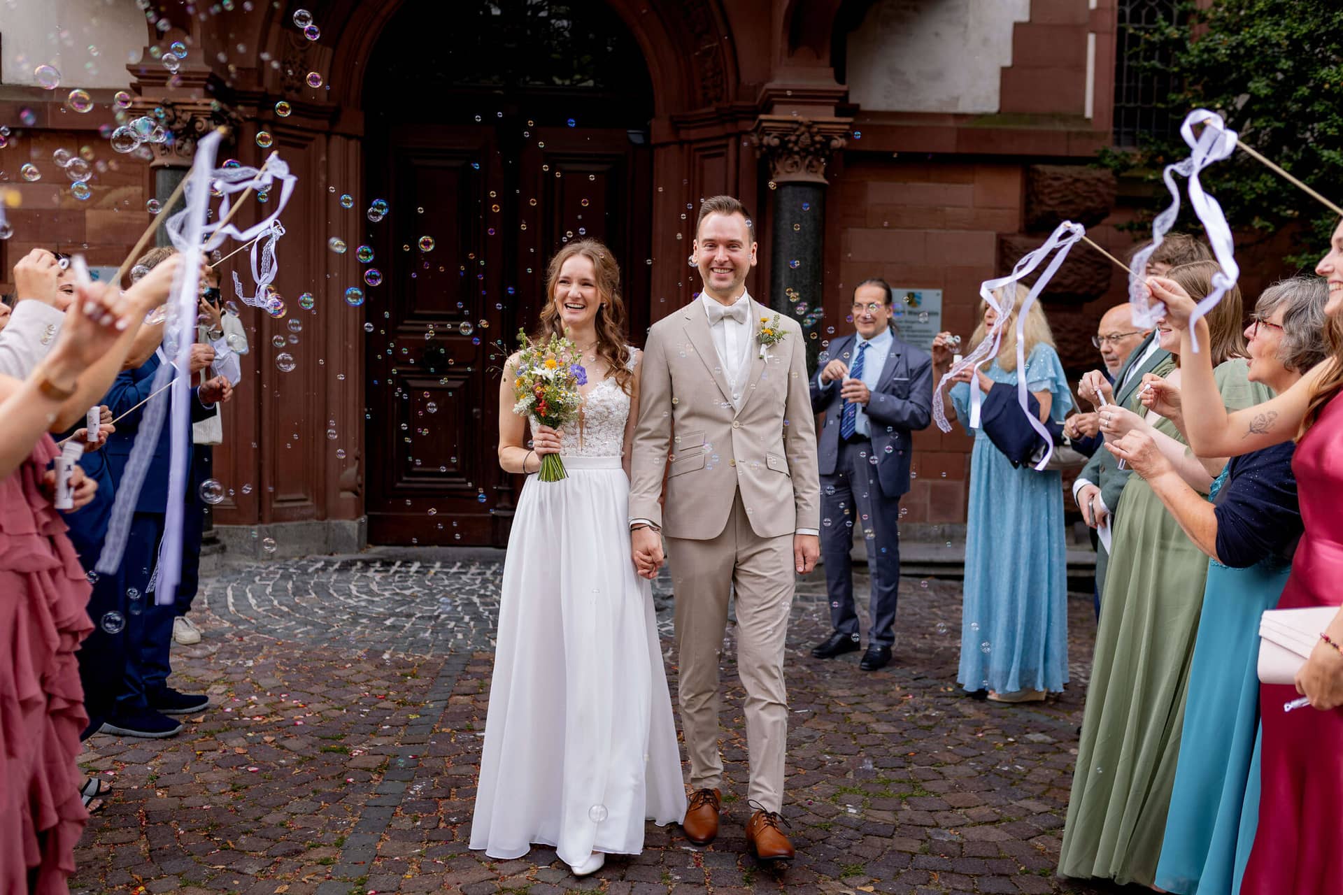 20250830 13 47 24 4K8A0672.DBWgbI81 Brautpaar läuft durch Seifenblasen-Spalier vor dem Standesamt Weinheim