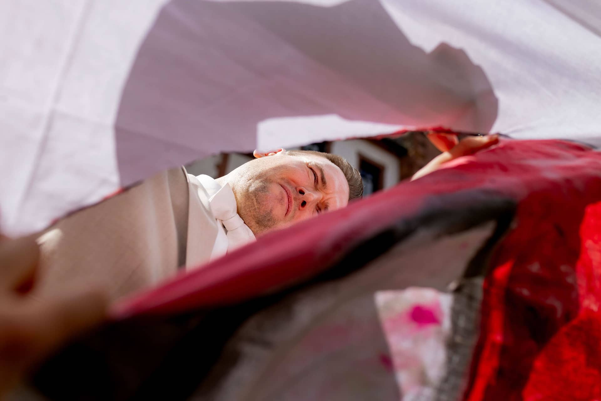 20250830 13 49 17 4K8A0730.D MRAbnP Bräutigam schneidet konzentriert das Herz aus dem Bettlaken