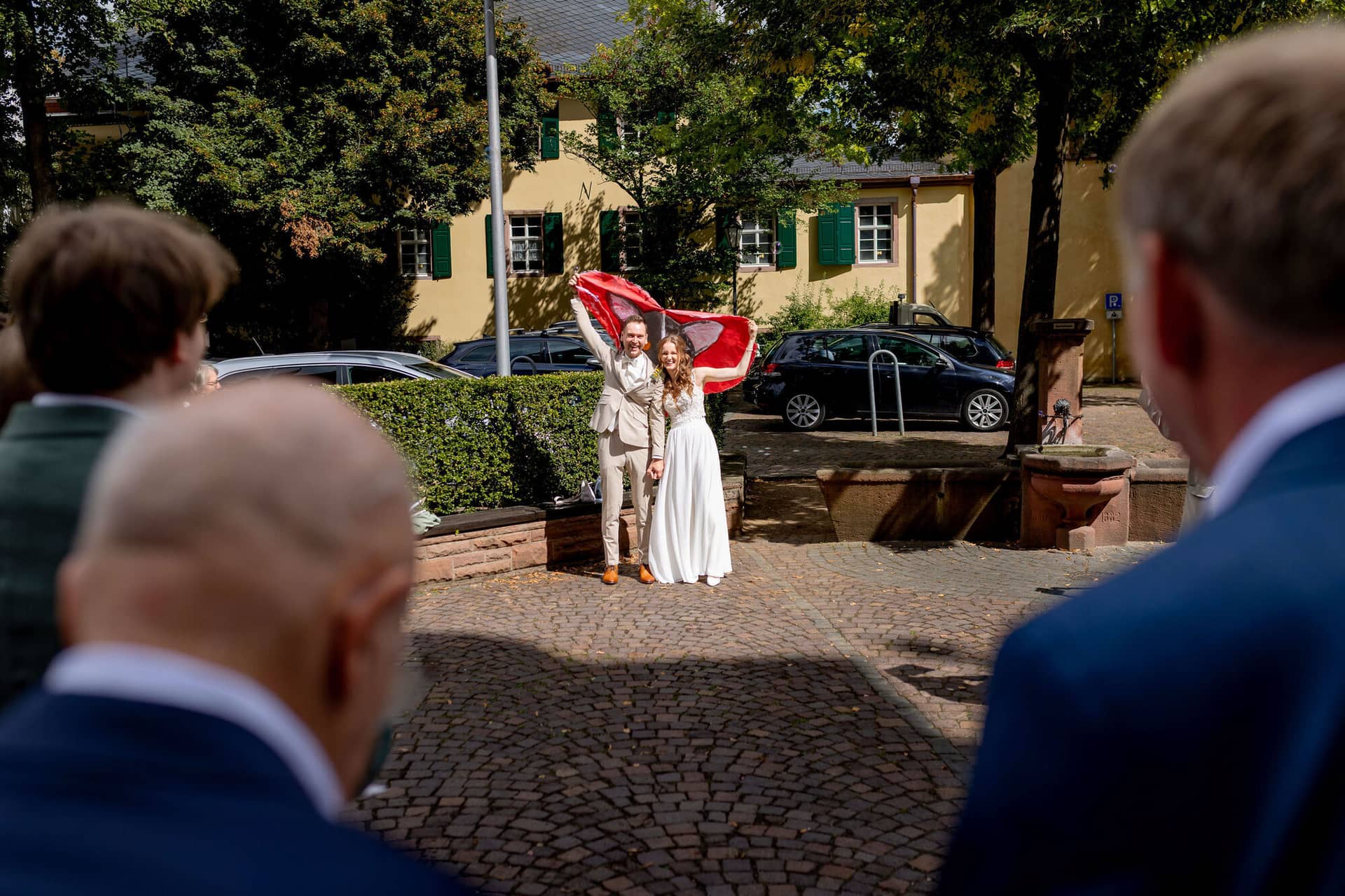 20250830 13 51 36 4K8A0758.Tqb4LgNX Brautpaar präsentiert stolz das ausgeschnittene Herz vor den applaudierenden Gästen