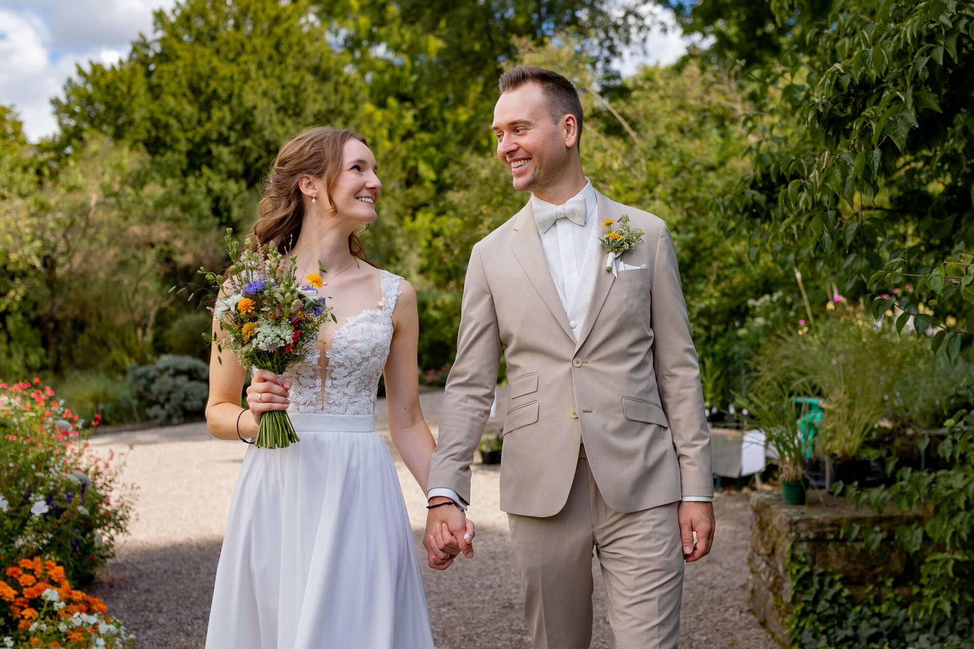 20250830 14 15 22 4K8A1177.DfEc M2w Brautpaar spaziert Hand in Hand durch den Hermannshof Weinheim