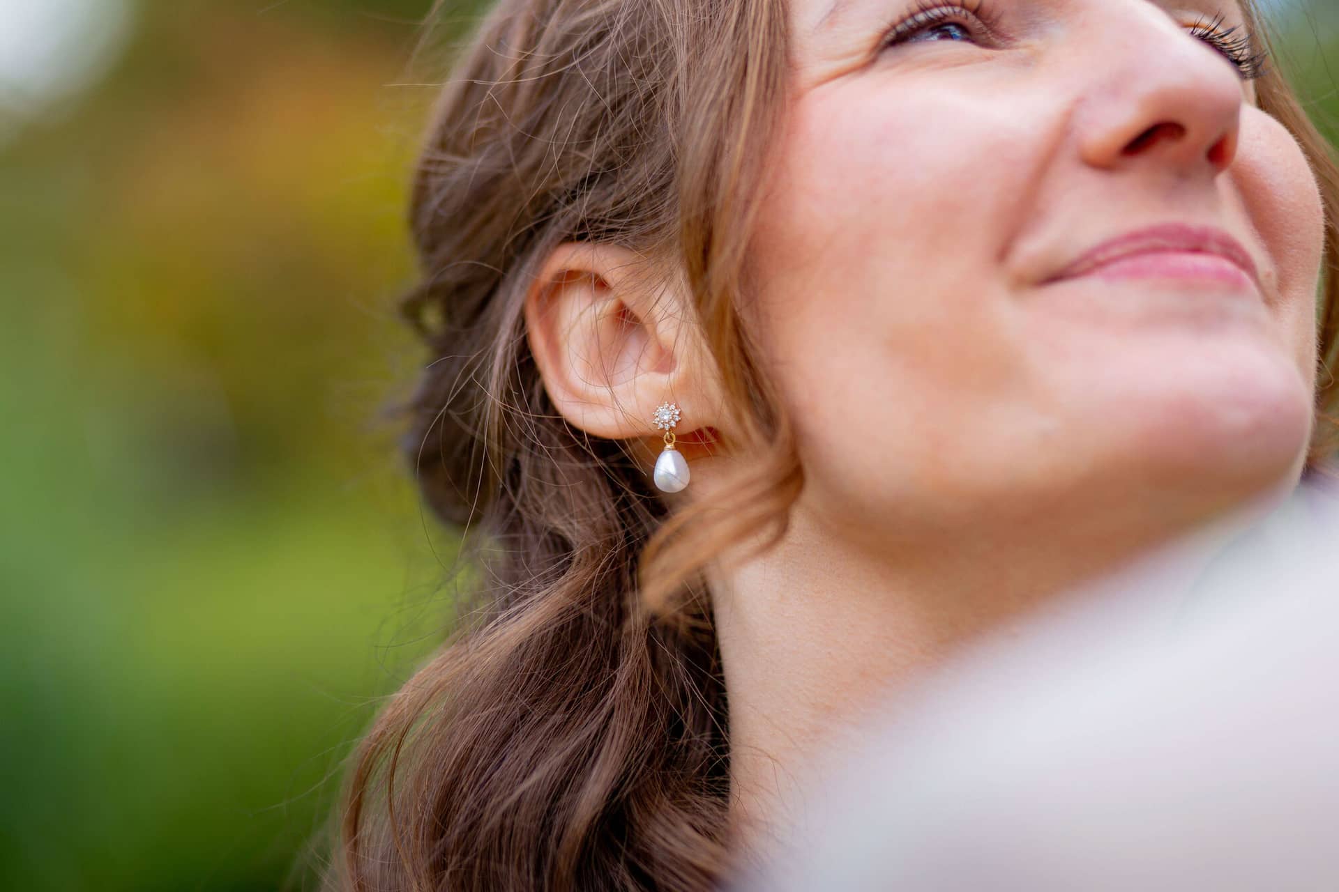 20250830 14 29 16 MK3 1089.Cs65Cs9G Nahaufnahme der Perlenohrringe der Braut im Sonnenlicht