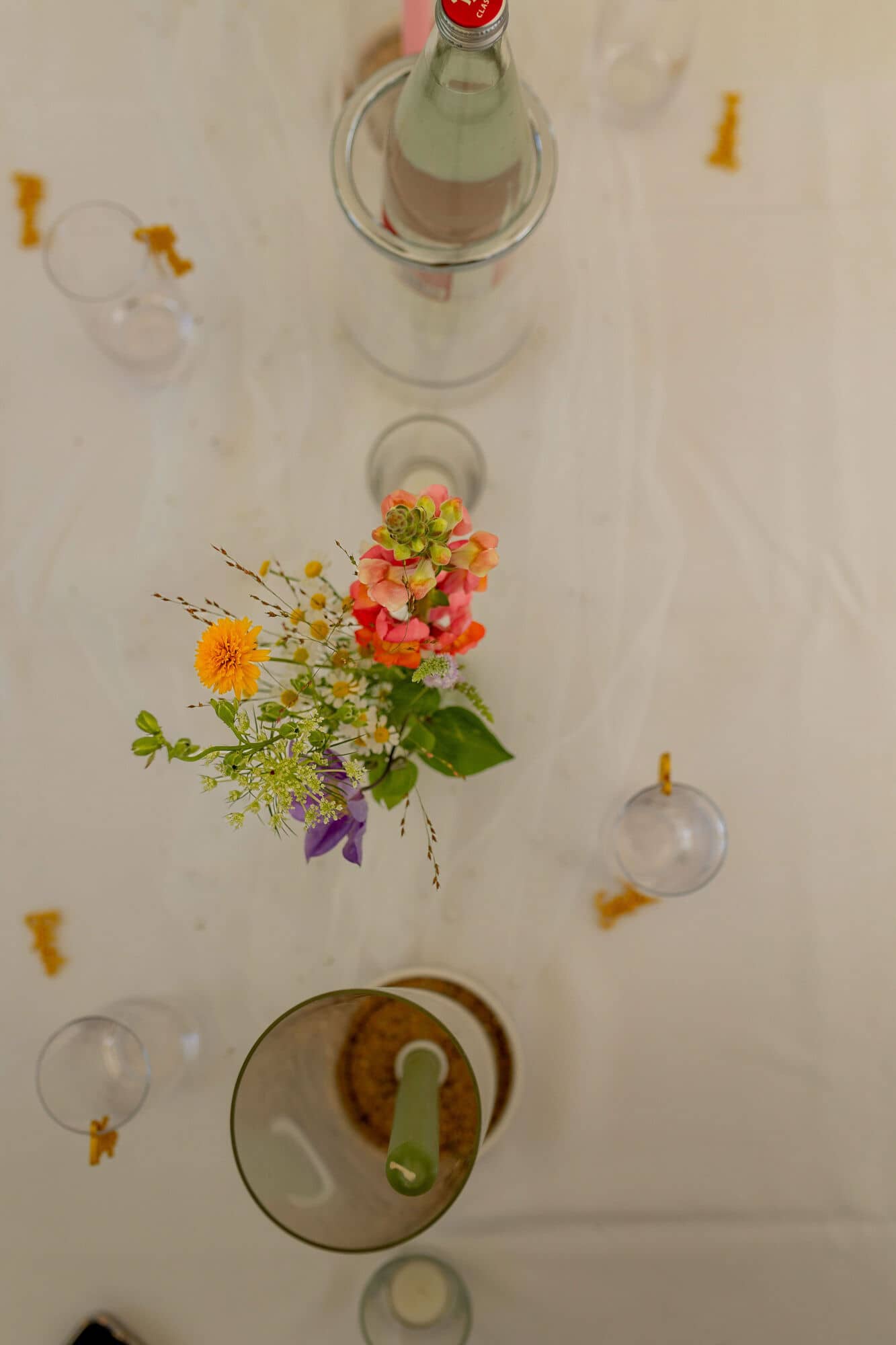 20250830 15 05 57 4K8A1565.BYK0JLv2 Blumenarrangement mit Margeriten und Hortensien von oben auf weißer Tischdecke