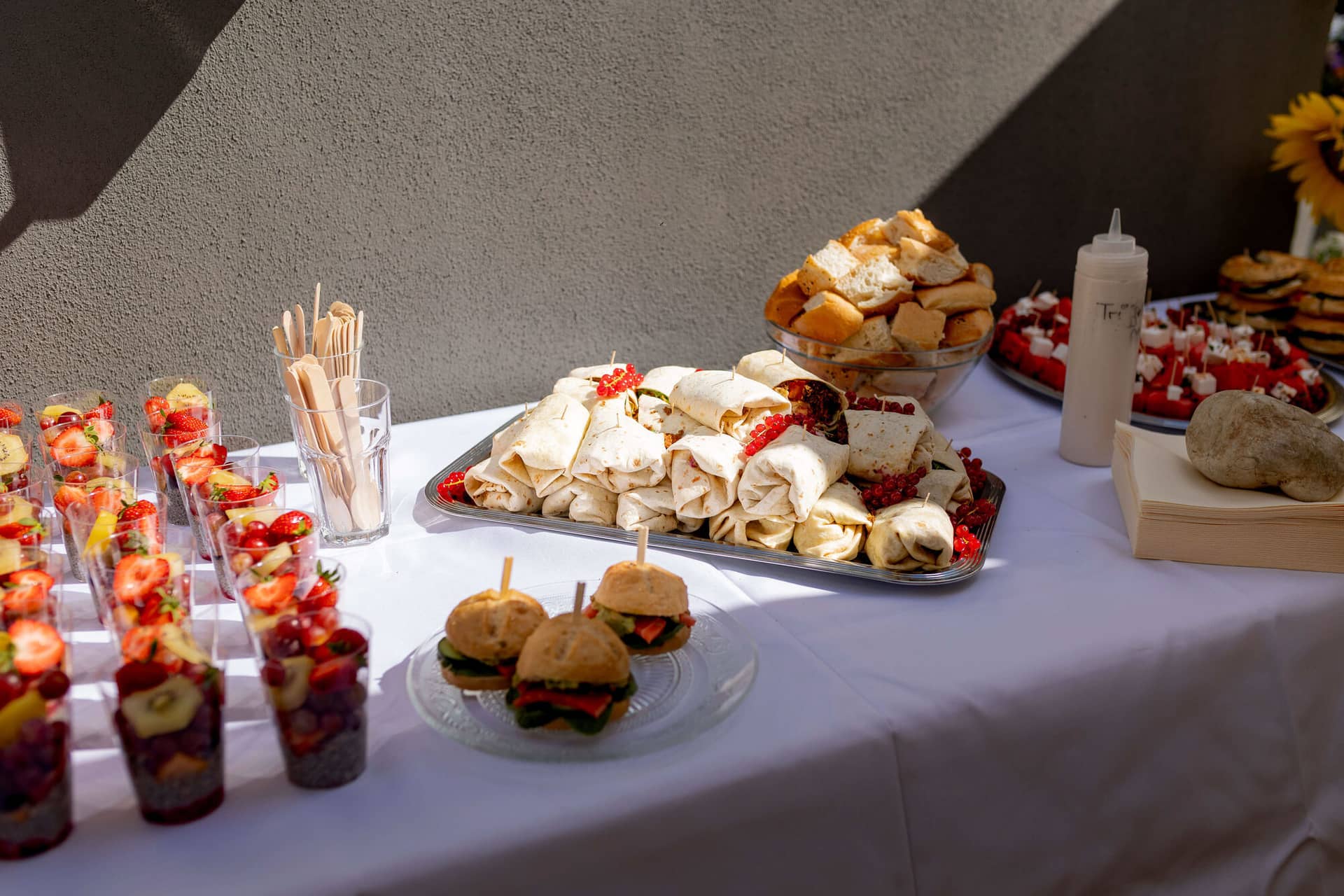 20250830 15 06 55 4K8A1582.VVxuLYlm Fingerfood-Buffet mit Wraps, Obstsalat und Mini-Burgern