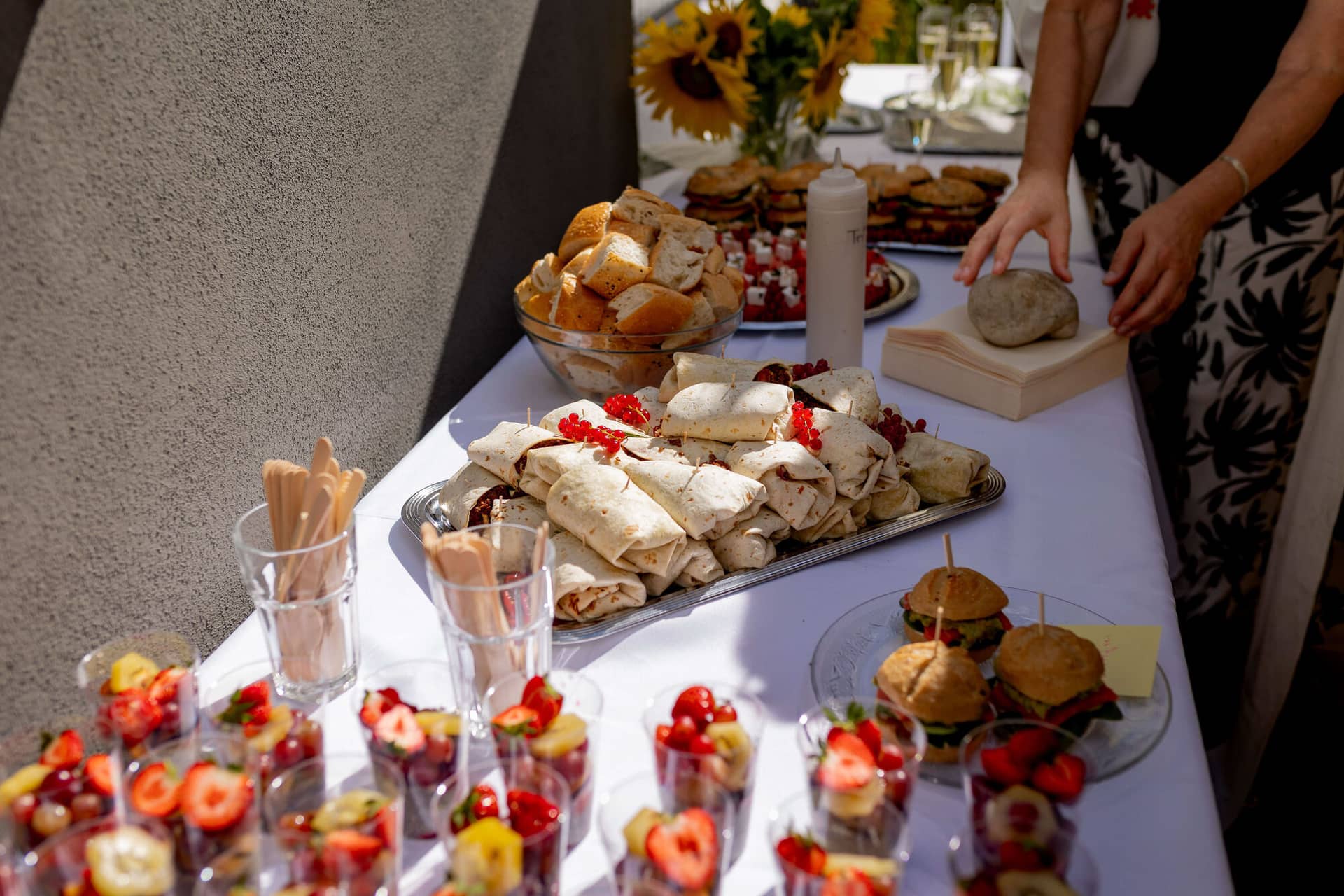 20250830 15 07 25 4K8A1594.Avt5145 Gäste bedienen sich am Fingerfood-Buffet mit Sonnenblumen