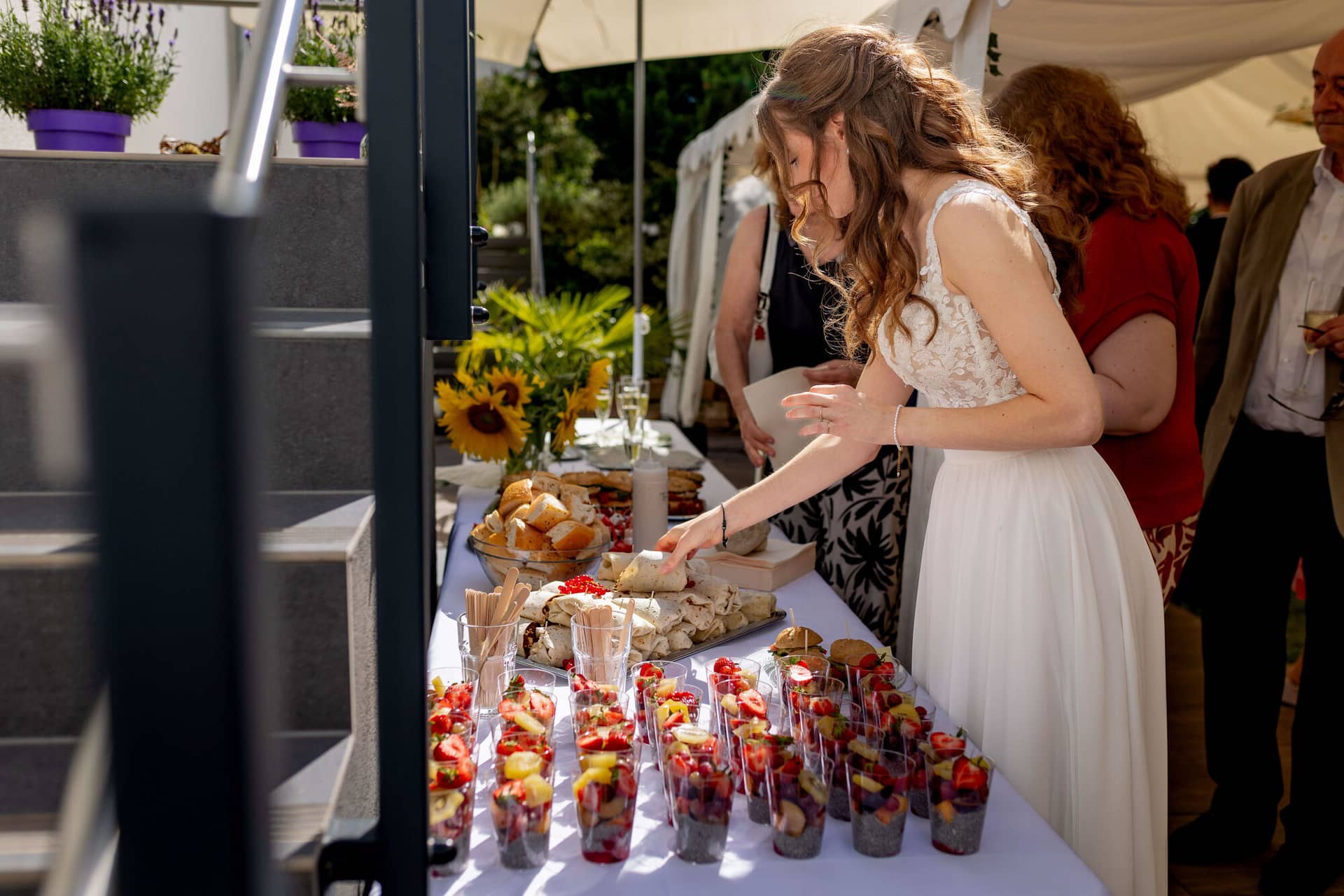 20250830 15 07 30 4K8A1600.BqdUkHET Braut bedient sich am Fingerfood-Buffet im Garten