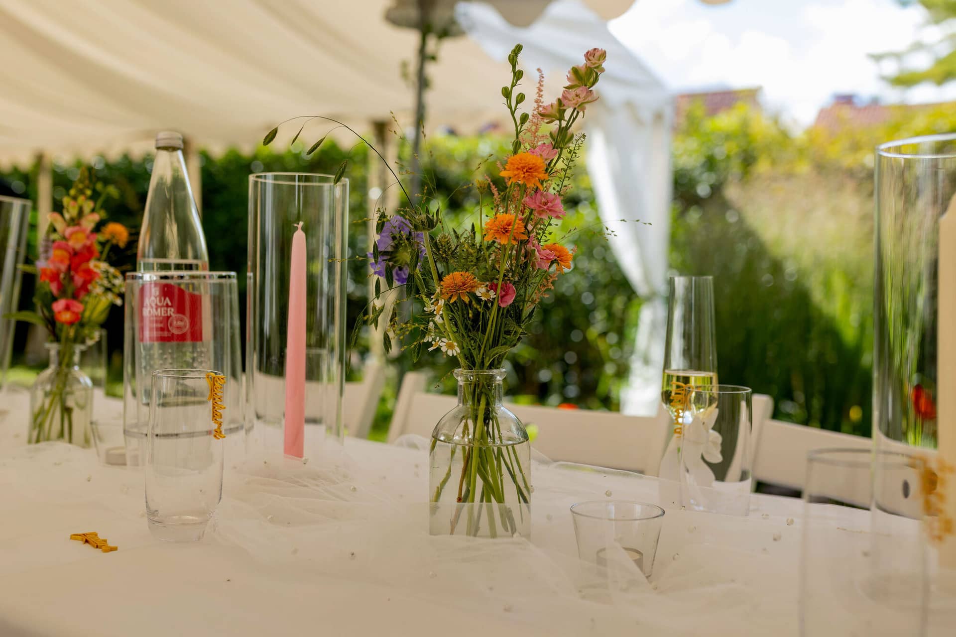 20250830 15 16 09 4K8A1644.R0PT2UnK Tischdekoration mit bunten Wildblumen und rosa Kerzen im Gartenzelt