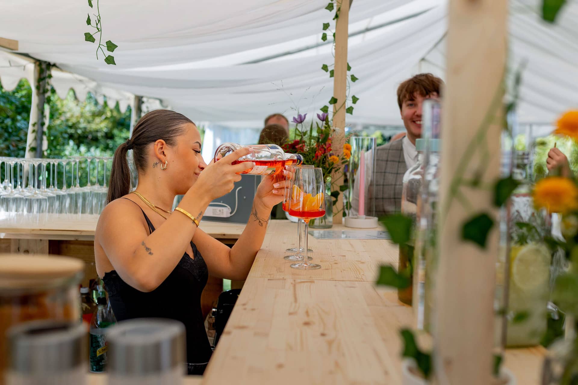 20250830 15 43 38 4K8A1747.6M8sy7Yd Barkeeperin mixt Aperol Spritz an der Hochzeitsbar