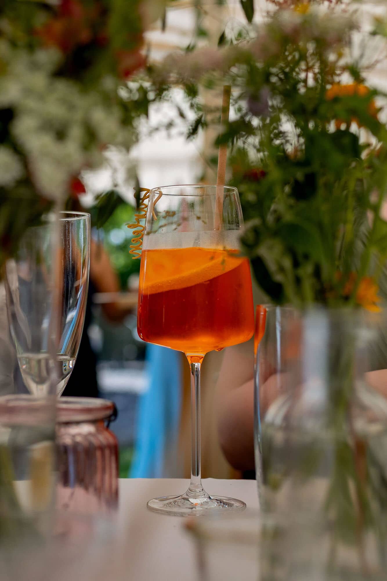 20250830 15 51 06 4K8A1864.C7gWmlRO Aperol Spritz mit Namensschildchen auf dem dekorierten Hochzeitstisch