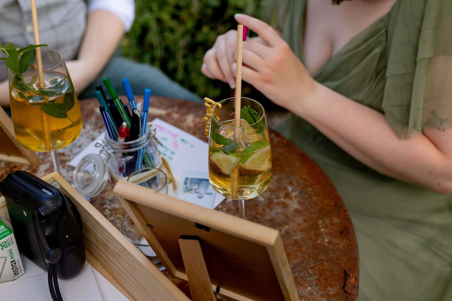 20250830 16 55 58 4K8A2394.E 3H BJ Mojitos und Instax-Kamera mit bunten Stiften am Gästebuch-Tisch