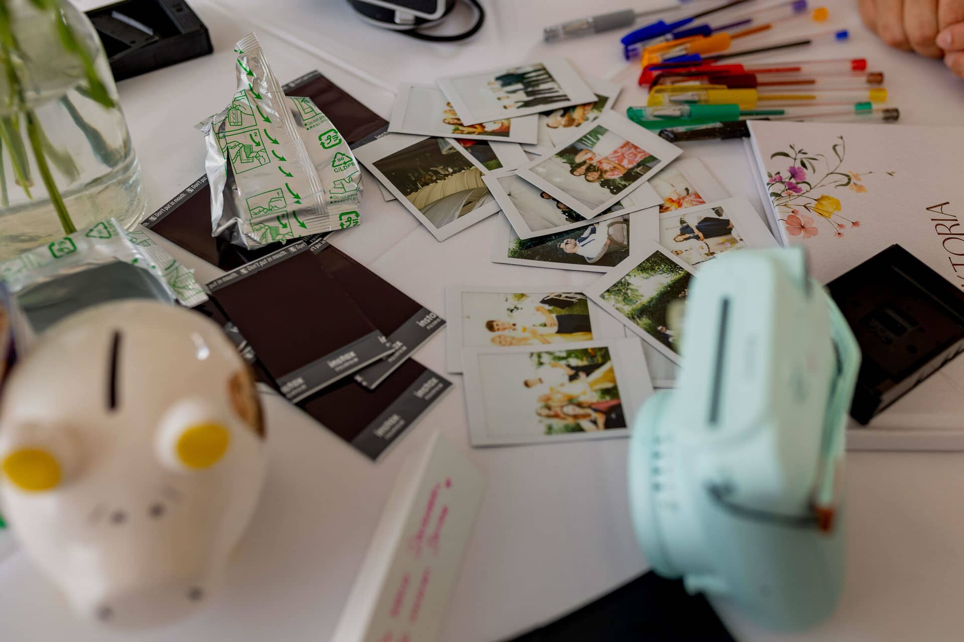 20250830 16 57 56 4K8A2406.8Y3 T19d Instax-Fotos und Sofortbildkamera auf dem Gästebuch-Tisch